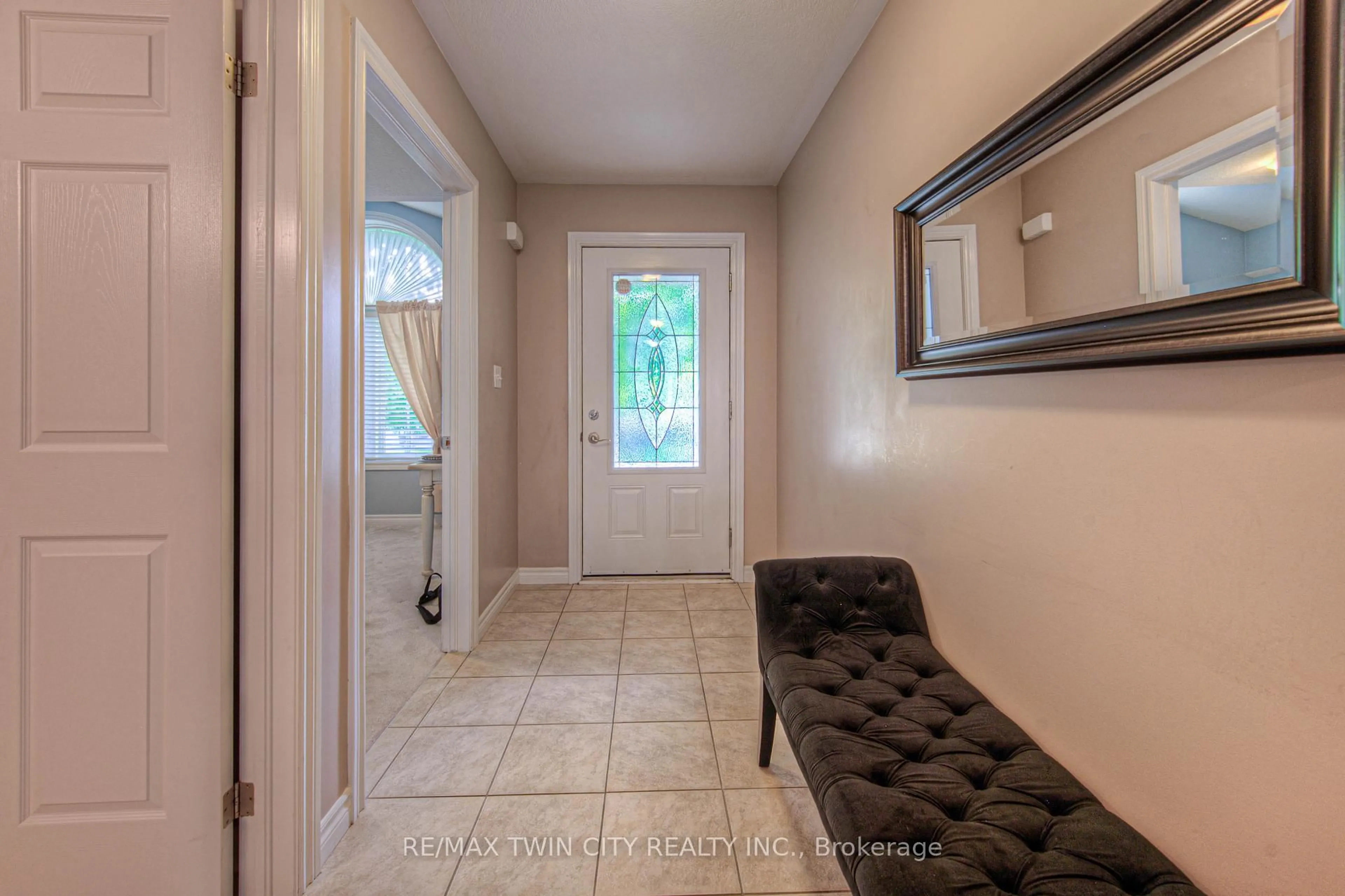 Indoor entryway for 35 Green Gate Blvd #31, Cambridge Ontario N1T 0A3