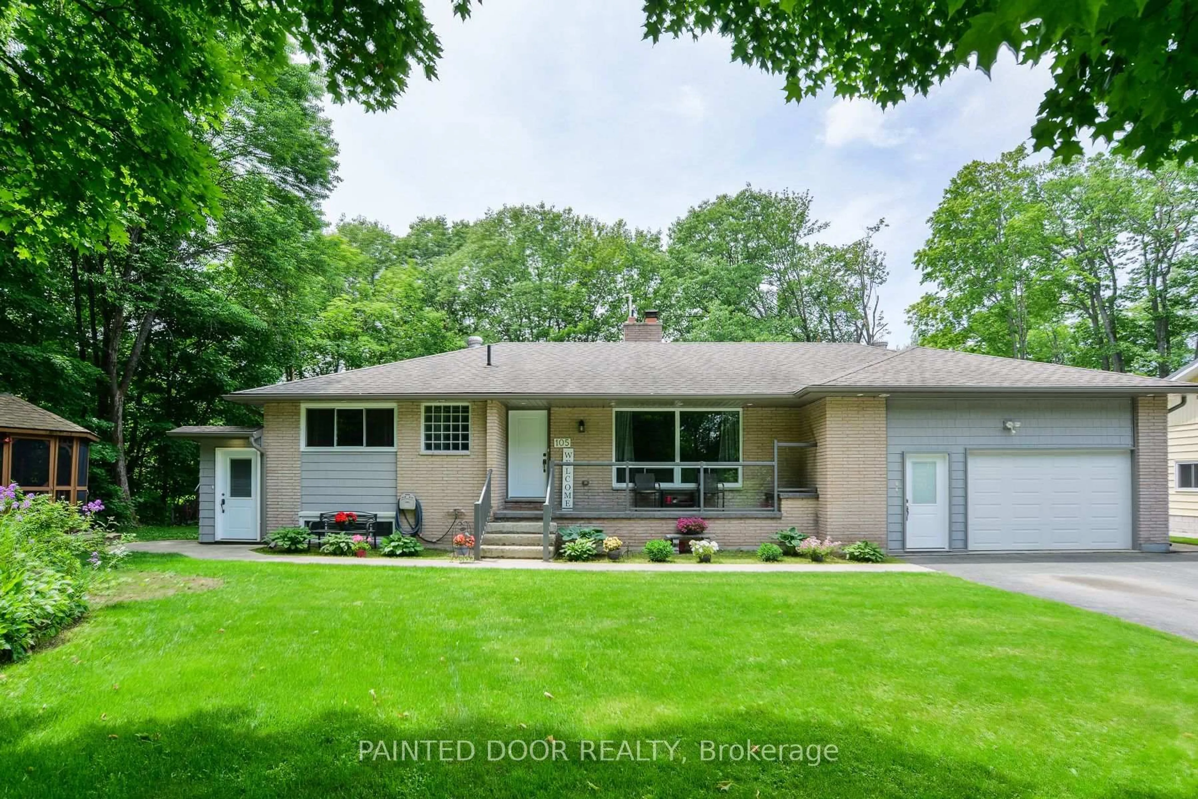Home with vinyl exterior material, street for 105 Wellington St, Gravenhurst Ontario P1P 1B2