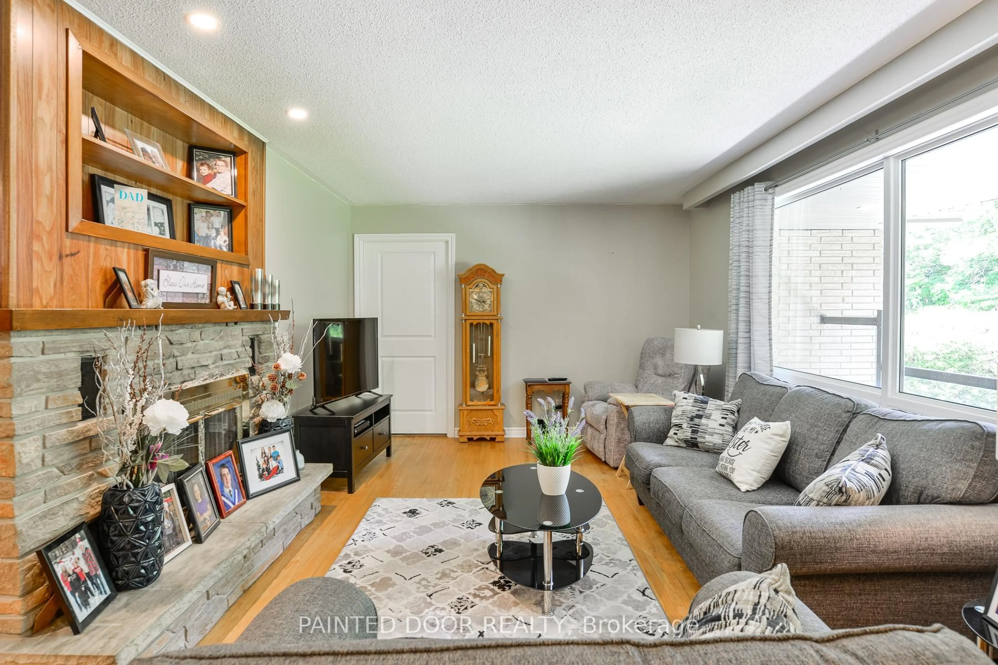 Living room with furniture, wood/laminate floor for 105 Wellington St, Gravenhurst Ontario P1P 1B2