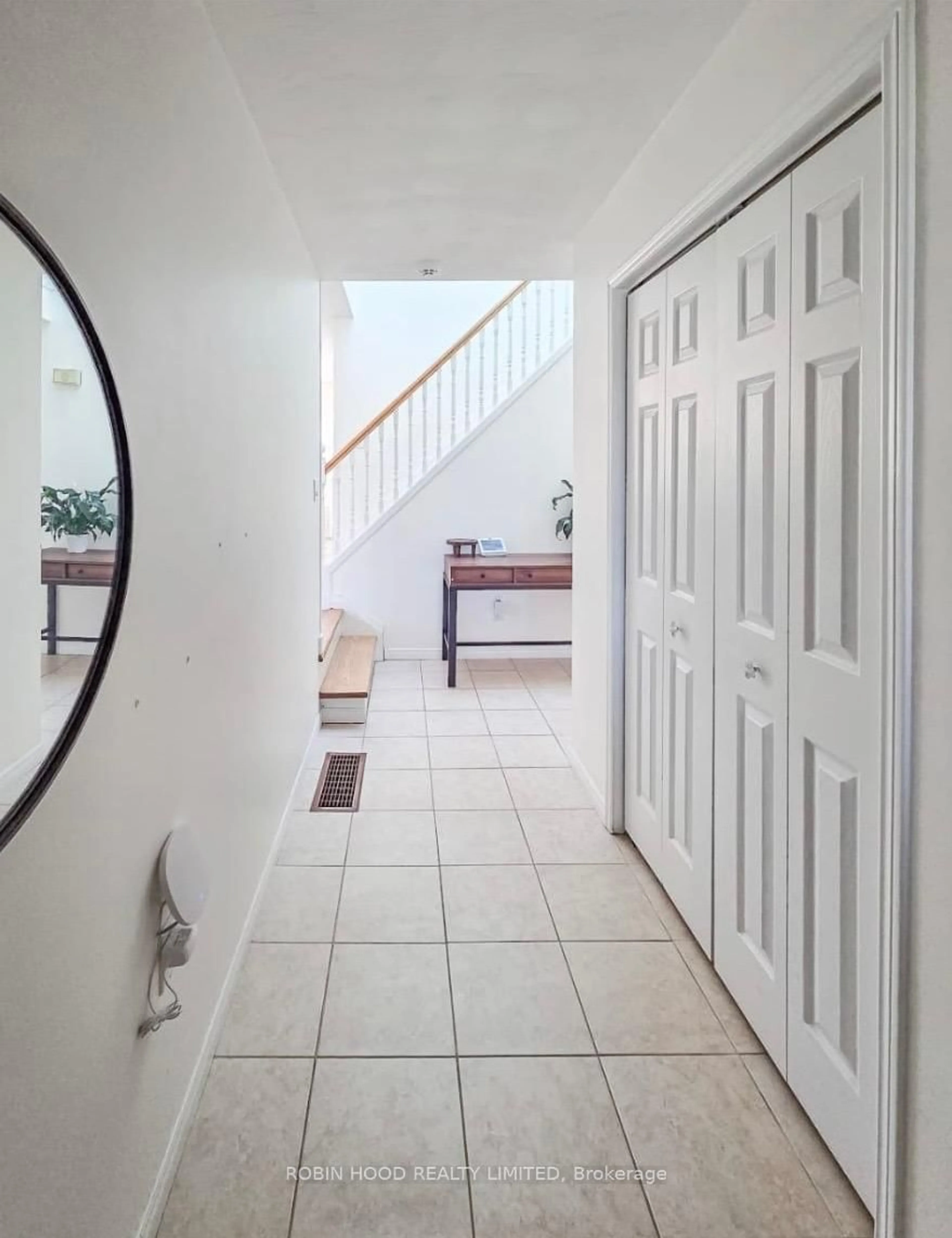 Indoor entryway for 786 Maplewood Dr, Saugeen Shores Ontario N0H 2C4
