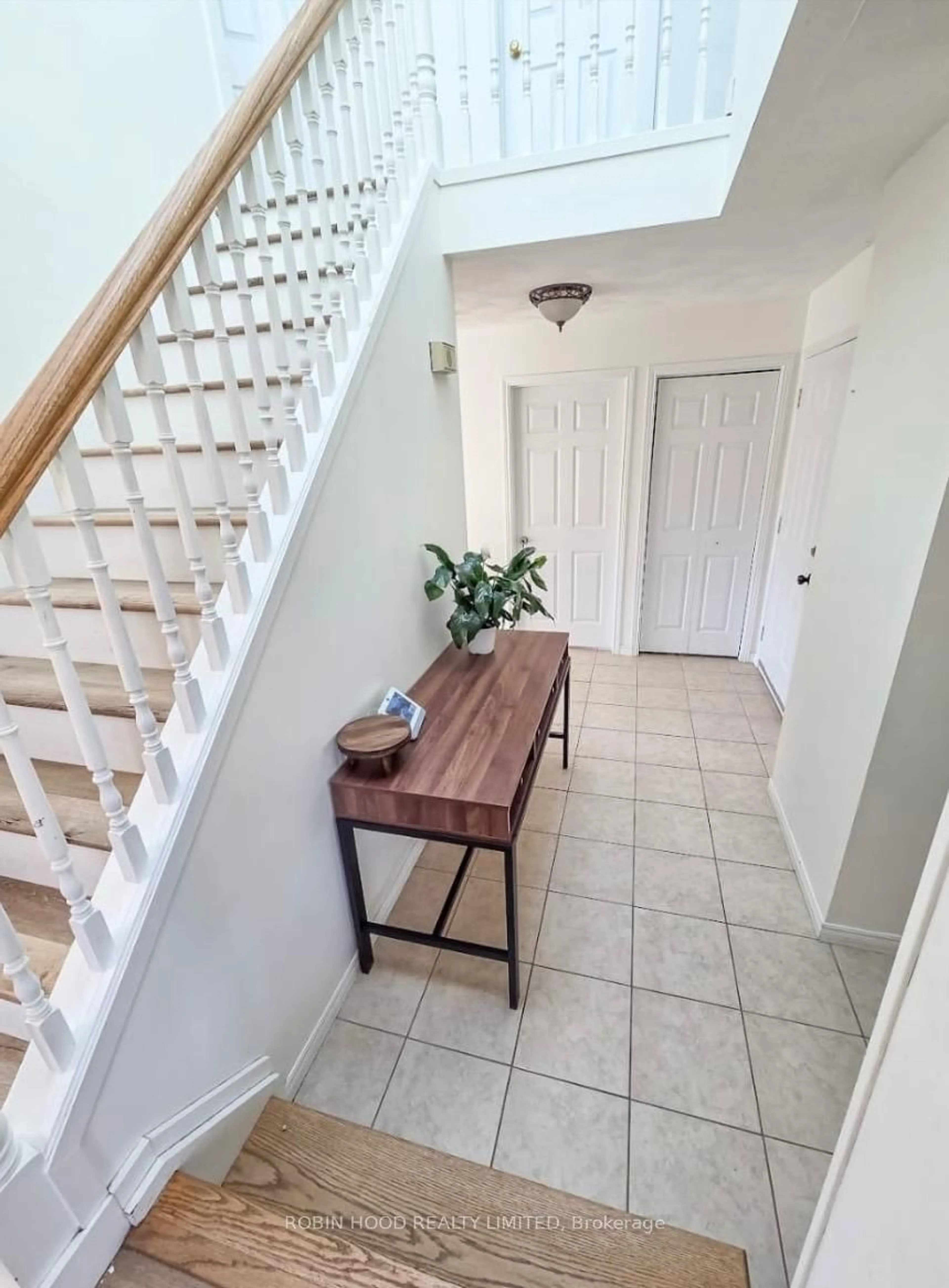 Indoor entryway for 786 Maplewood Dr, Saugeen Shores Ontario N0H 2C4