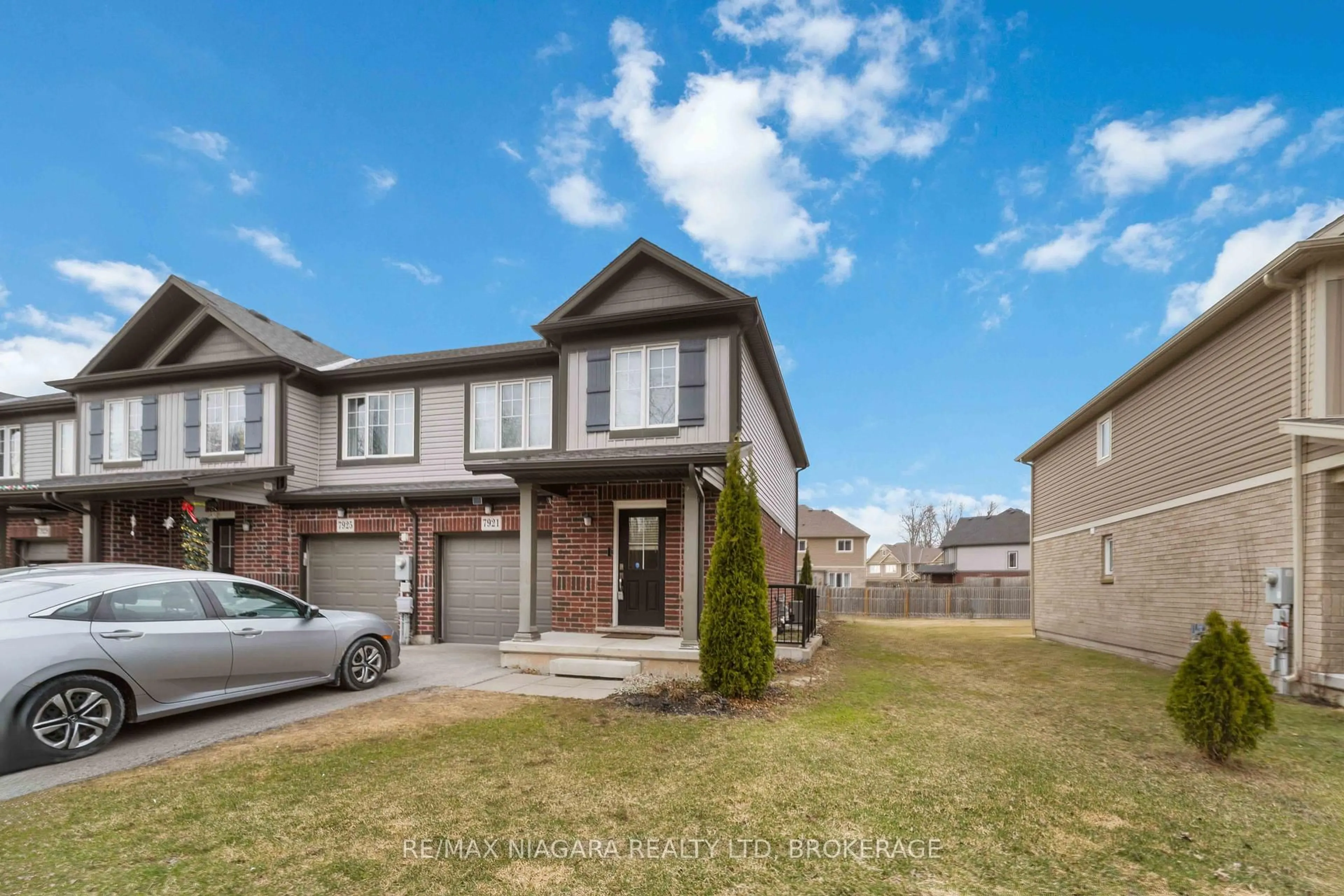 A pic from outside/outdoor area/front of a property/back of a property/a pic from drone, street for 7921 Oldfield Rd, Niagara Falls Ontario L2G 0H8