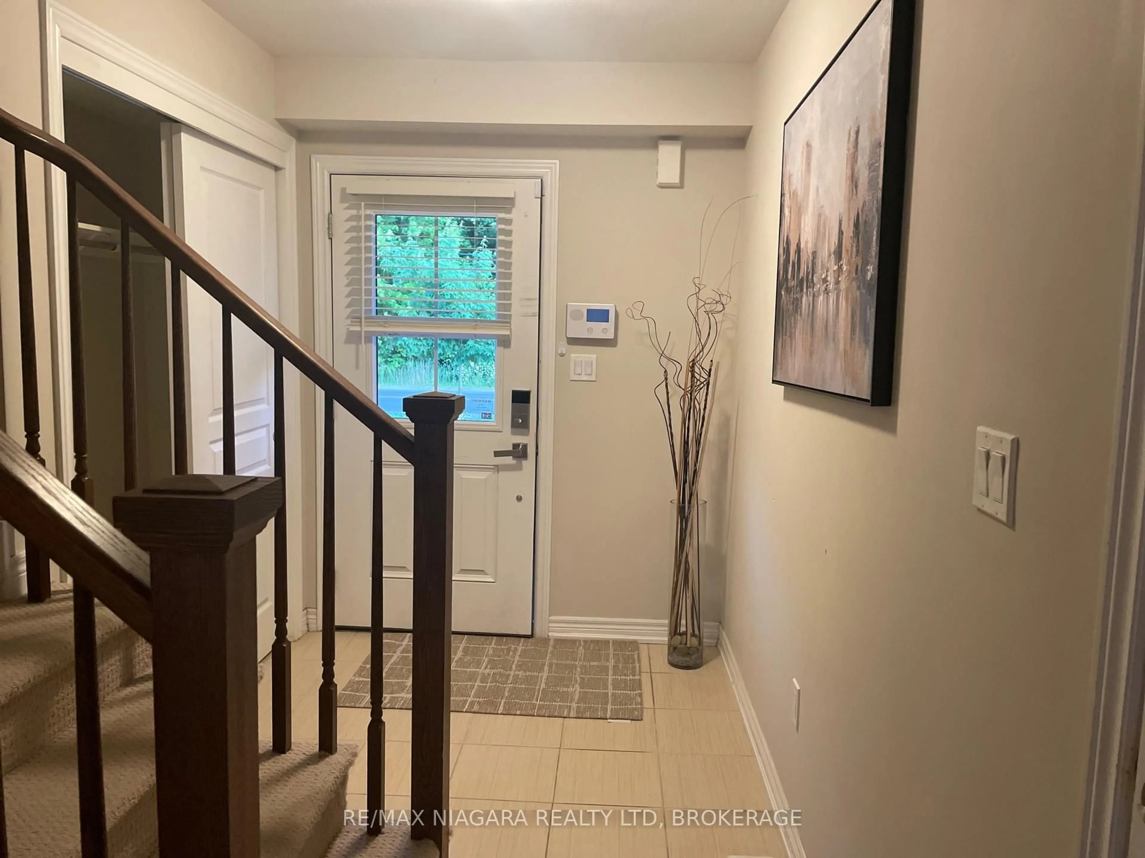 Indoor entryway for 7921 Oldfield Rd, Niagara Falls Ontario L2G 0H8