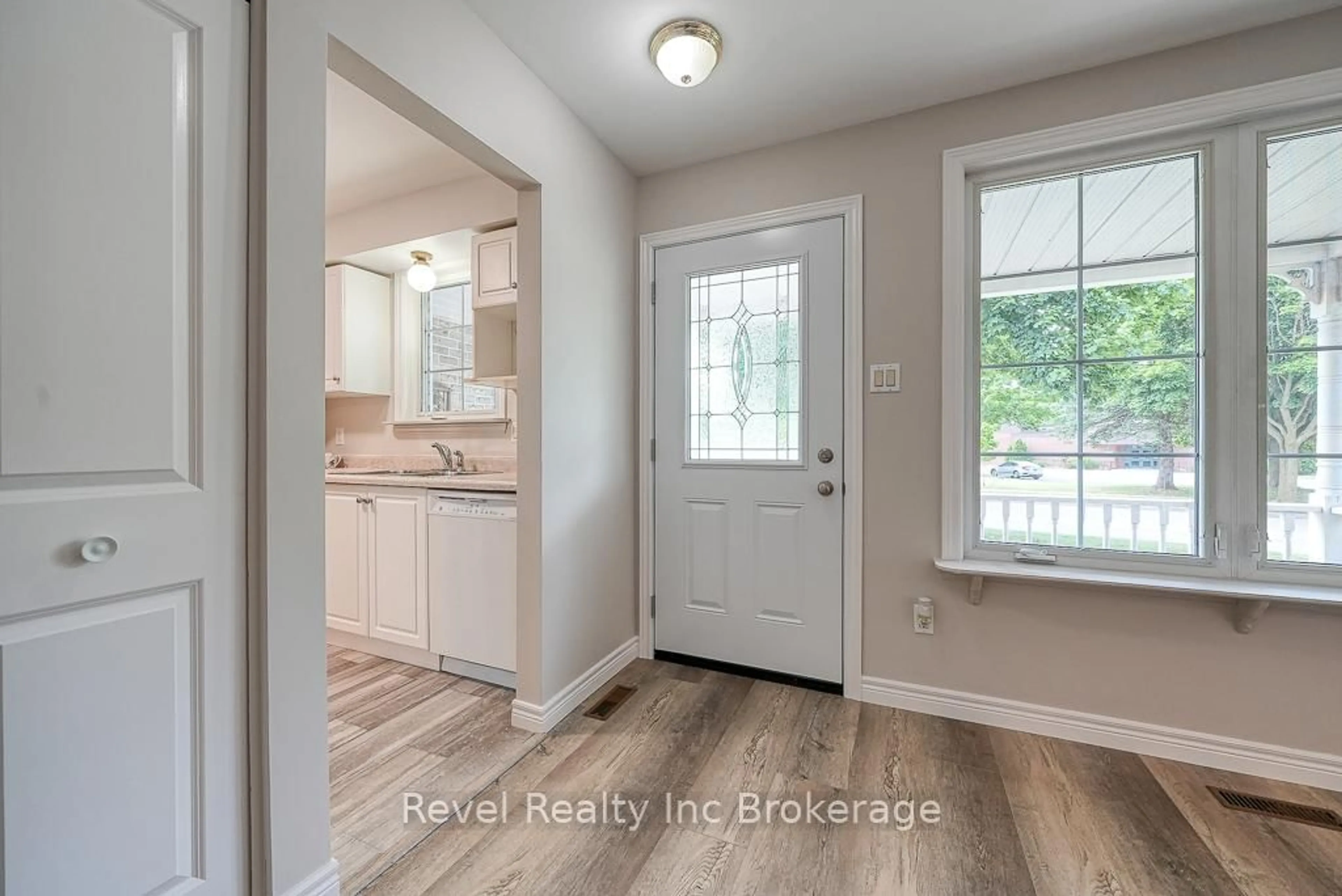 Indoor entryway for 751 Classic Dr, London East Ontario N5W 5V8