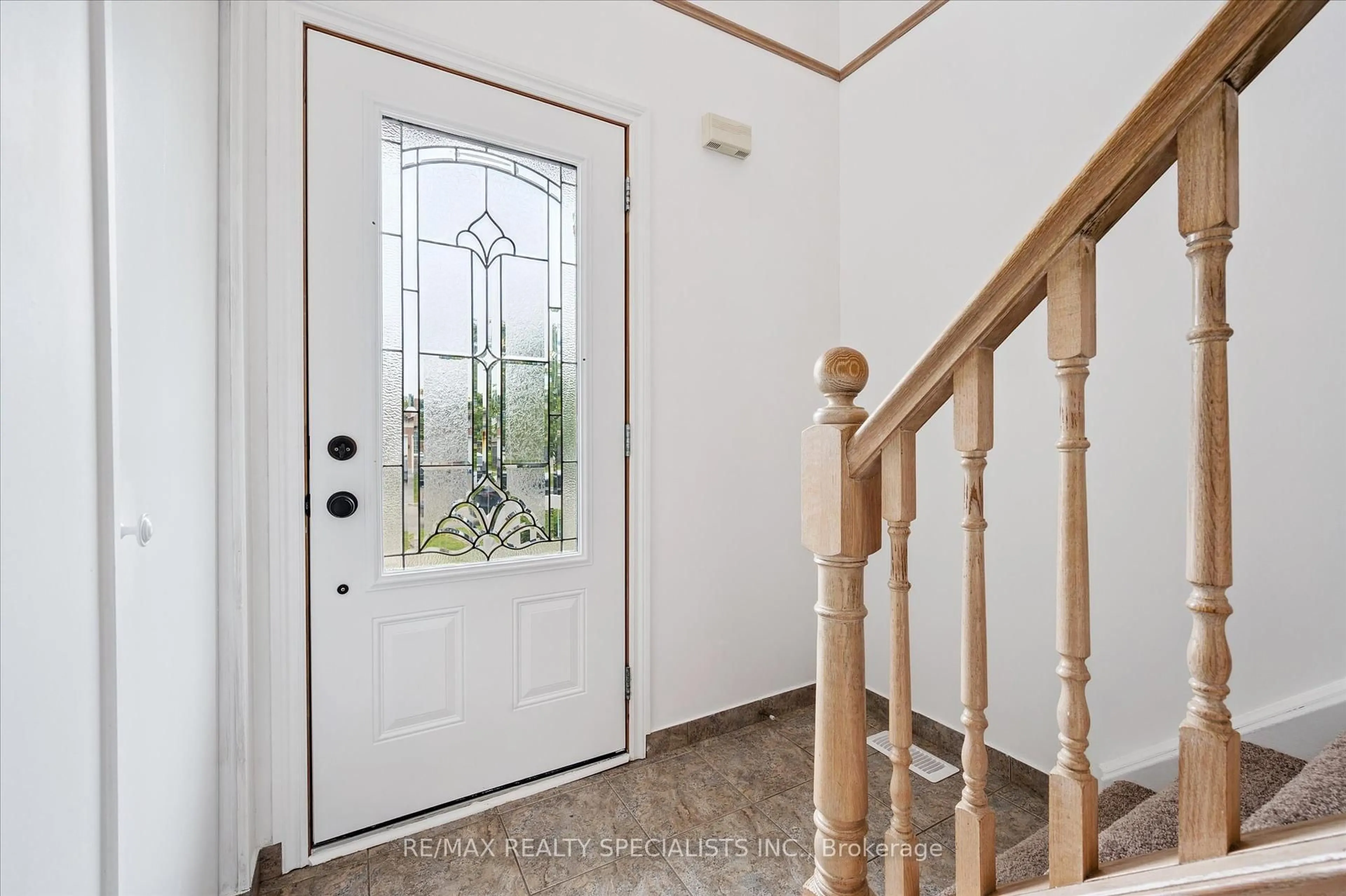 Indoor entryway for 17 Tamvale Cres, Kitchener Ontario N2E 3K8