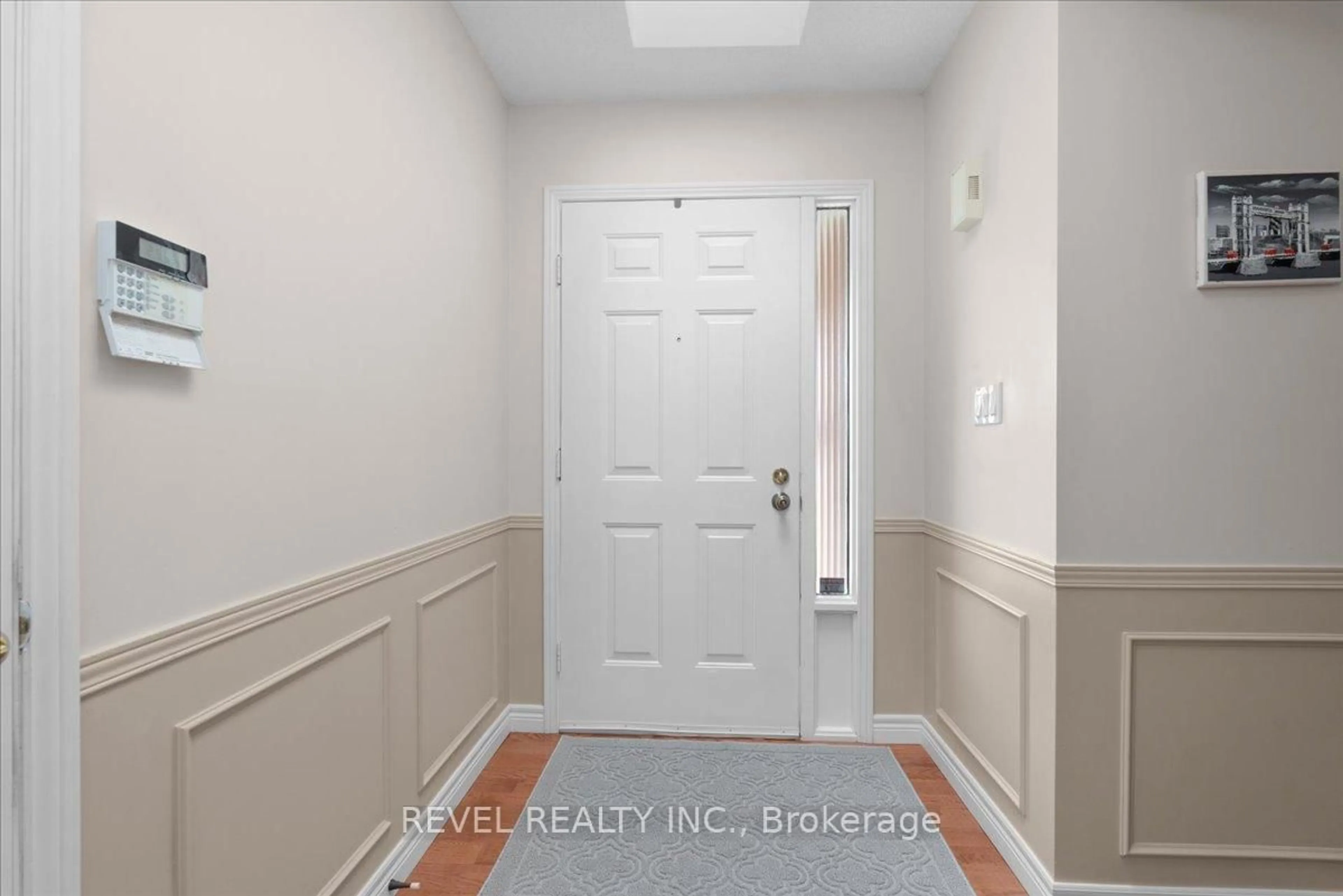 Indoor entryway for 7994 Oakridge Dr, Niagara Falls Ontario L2H 2W1