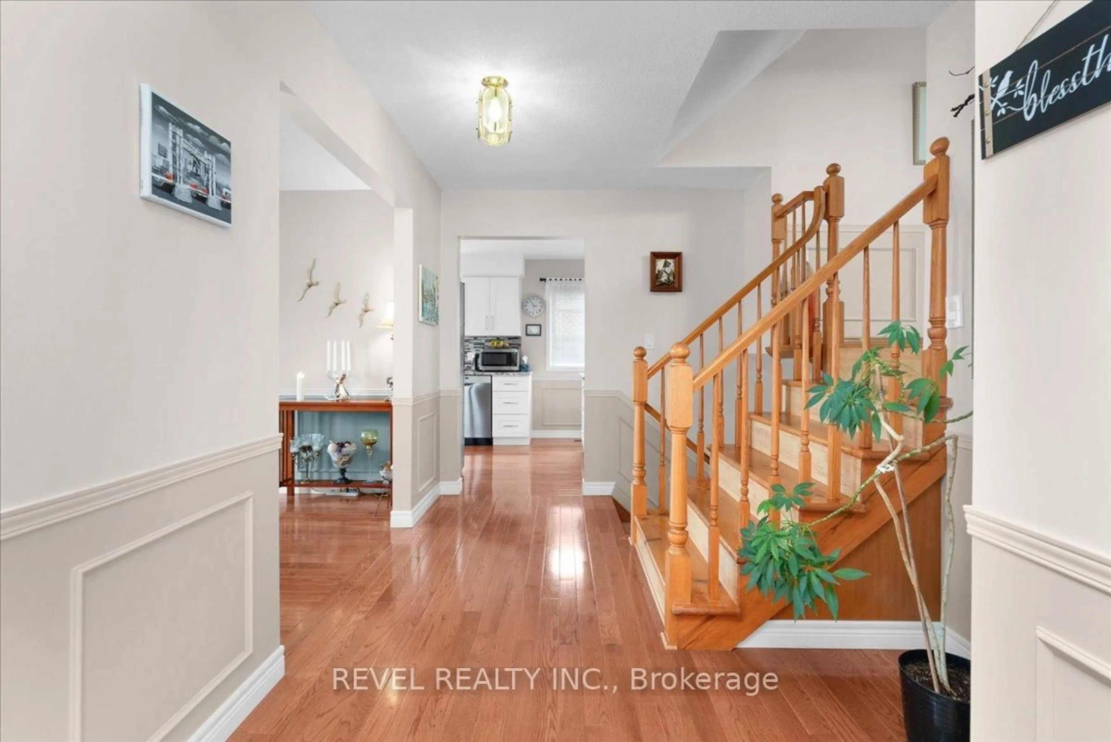 Indoor entryway for 7994 Oakridge Dr, Niagara Falls Ontario L2H 2W1