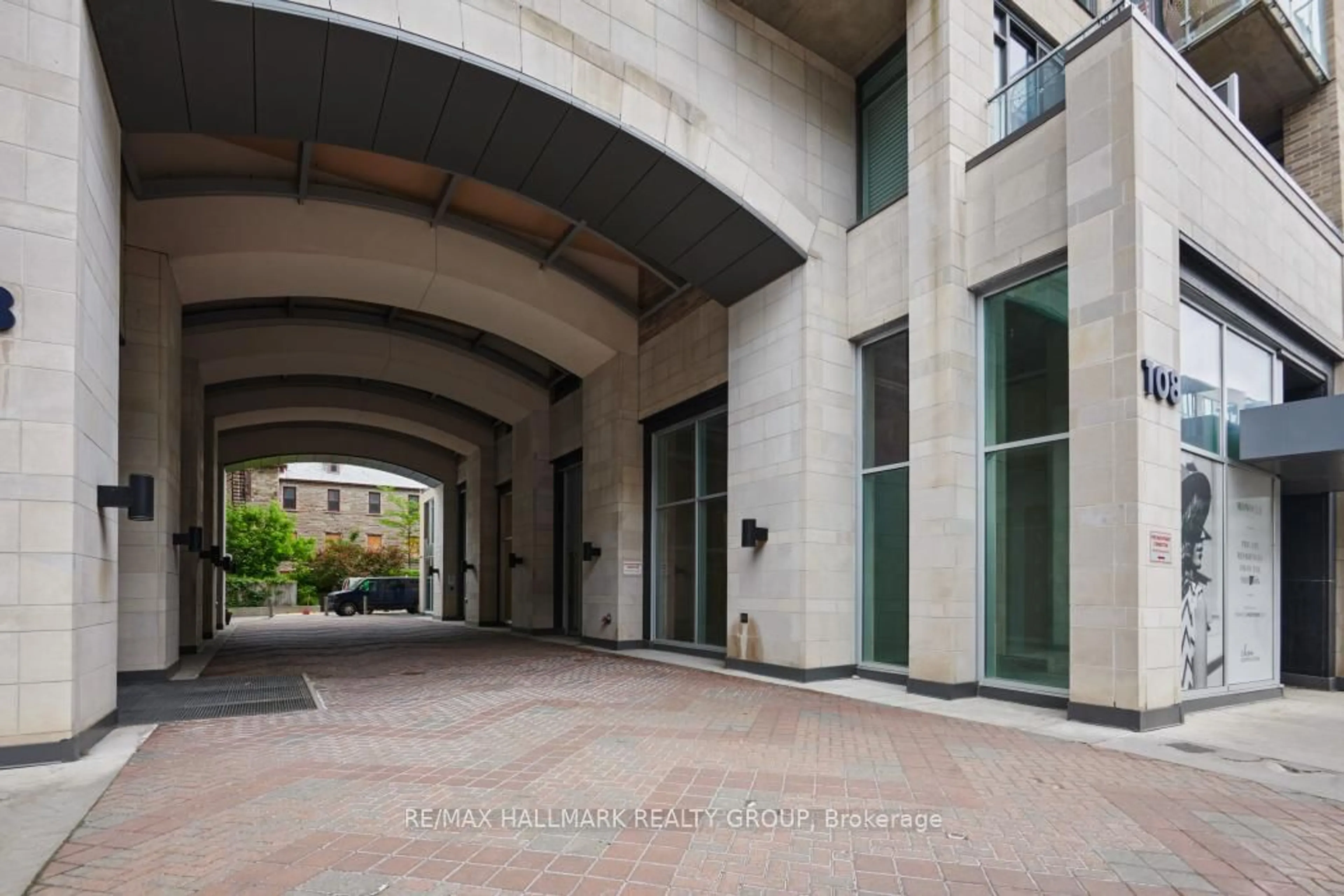 Indoor foyer for 108 Richmond Rd #804, Ottawa Ontario K1Z 0B3