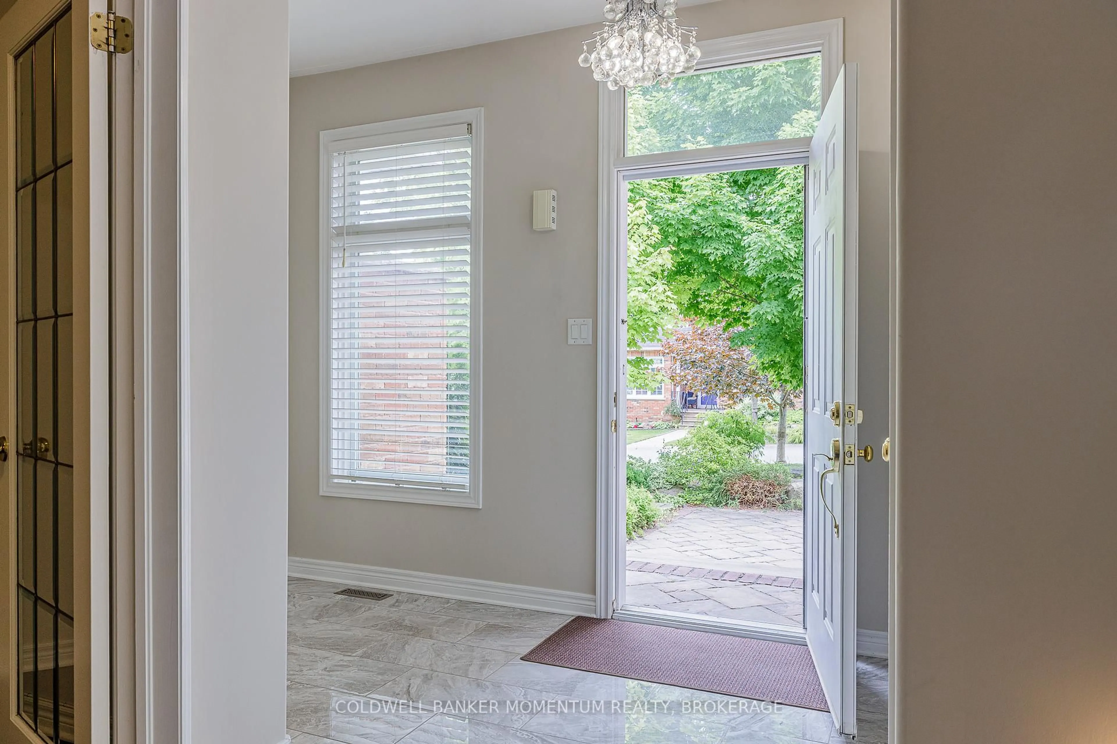 Indoor entryway for 6301 Forest Ridge Dr, Niagara Falls Ontario L2J 4K2