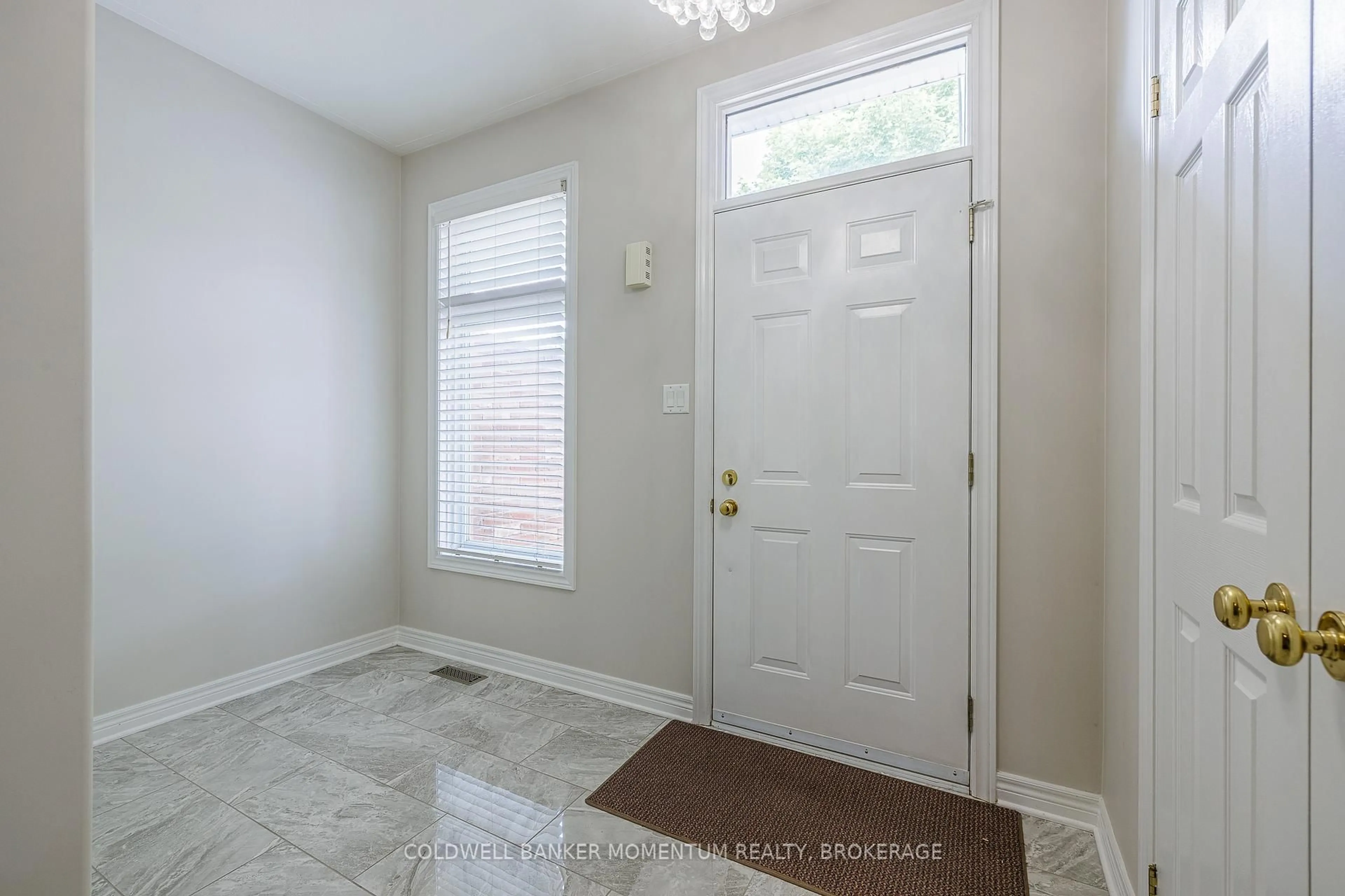 Indoor entryway for 6301 Forest Ridge Dr, Niagara Falls Ontario L2J 4K2