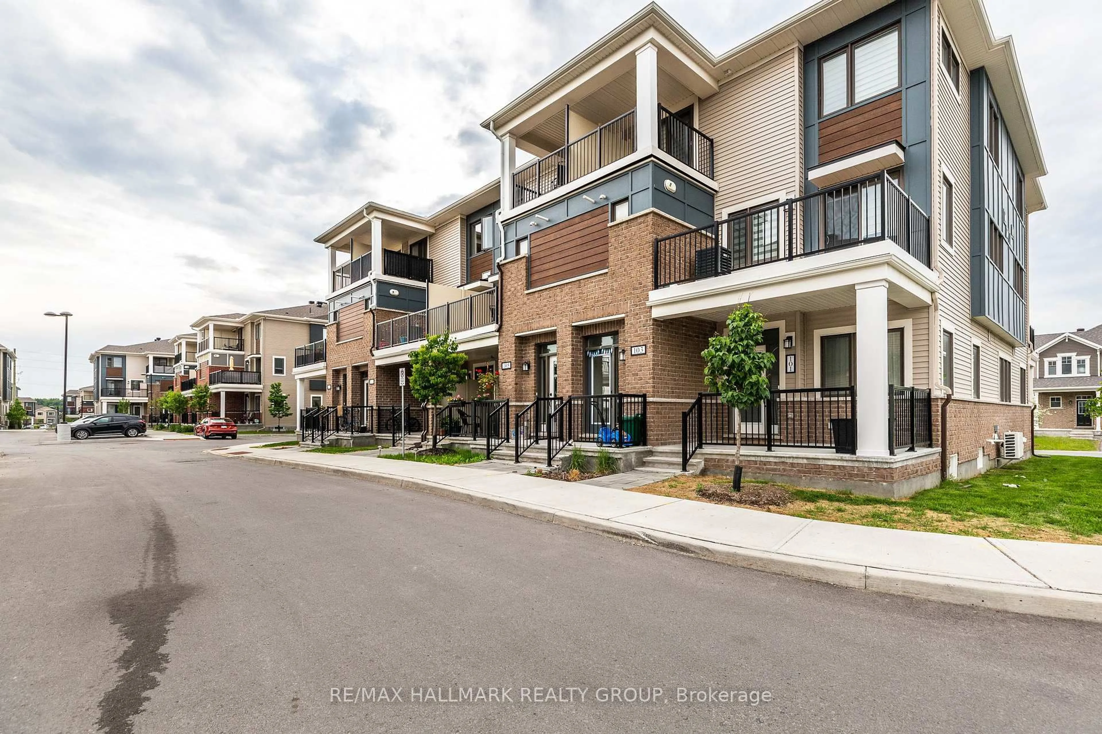 Patio, street for 105 WALLEYE Private, Ottawa Ontario K2J 6L3