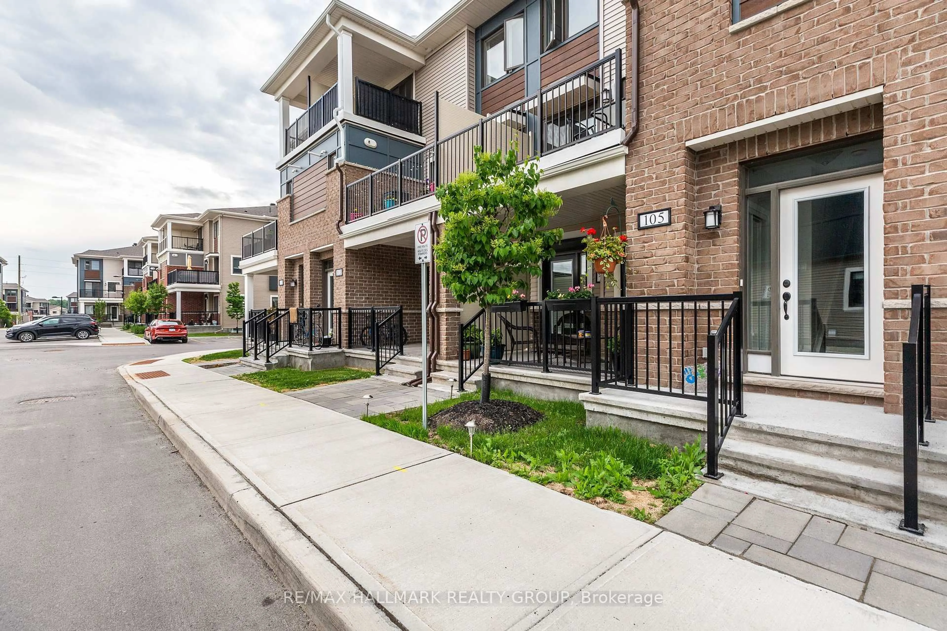 Patio, street for 105 WALLEYE Private, Ottawa Ontario K2J 6L3