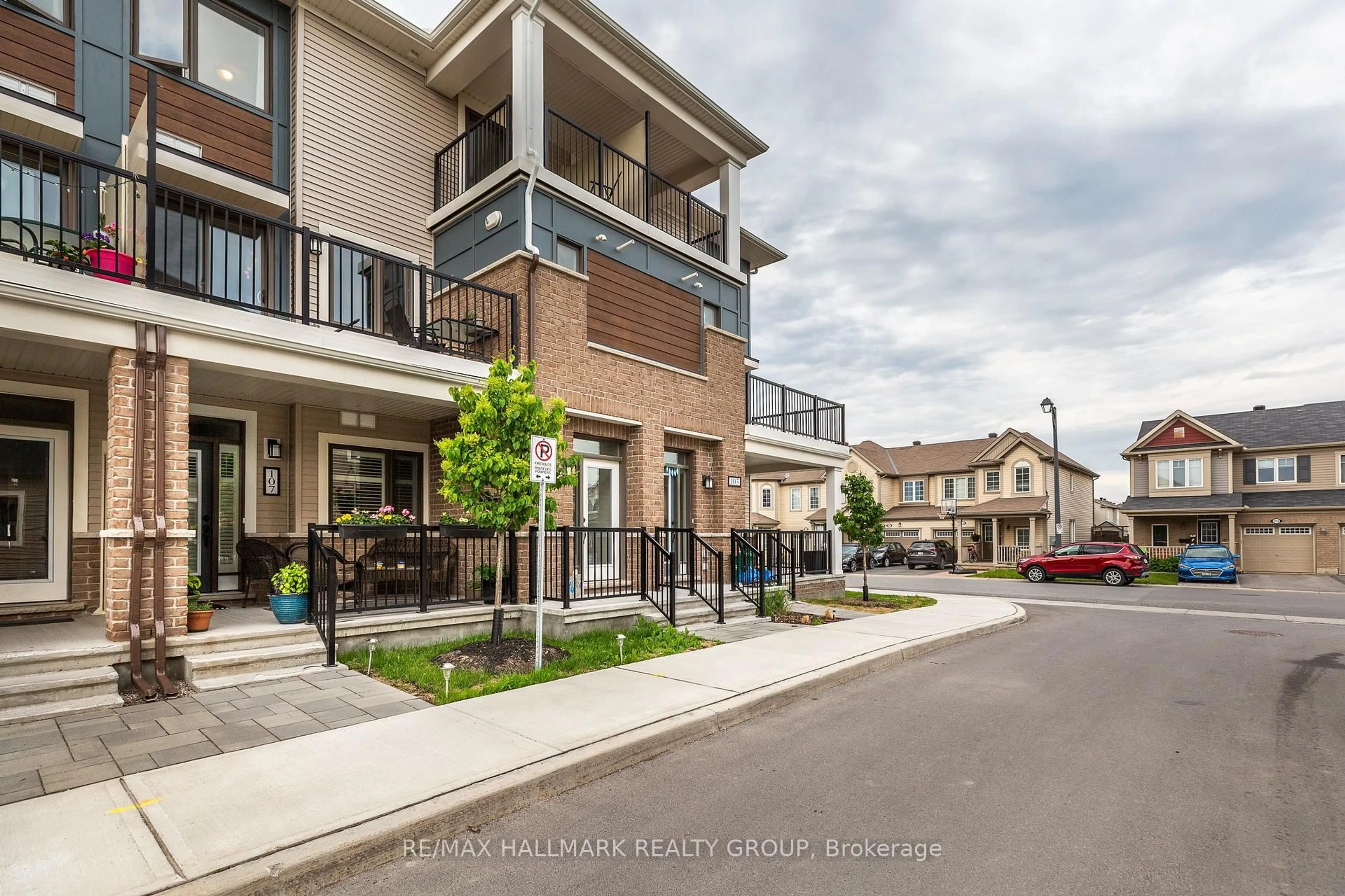 Patio, street for 105 WALLEYE Private, Ottawa Ontario K2J 6L3