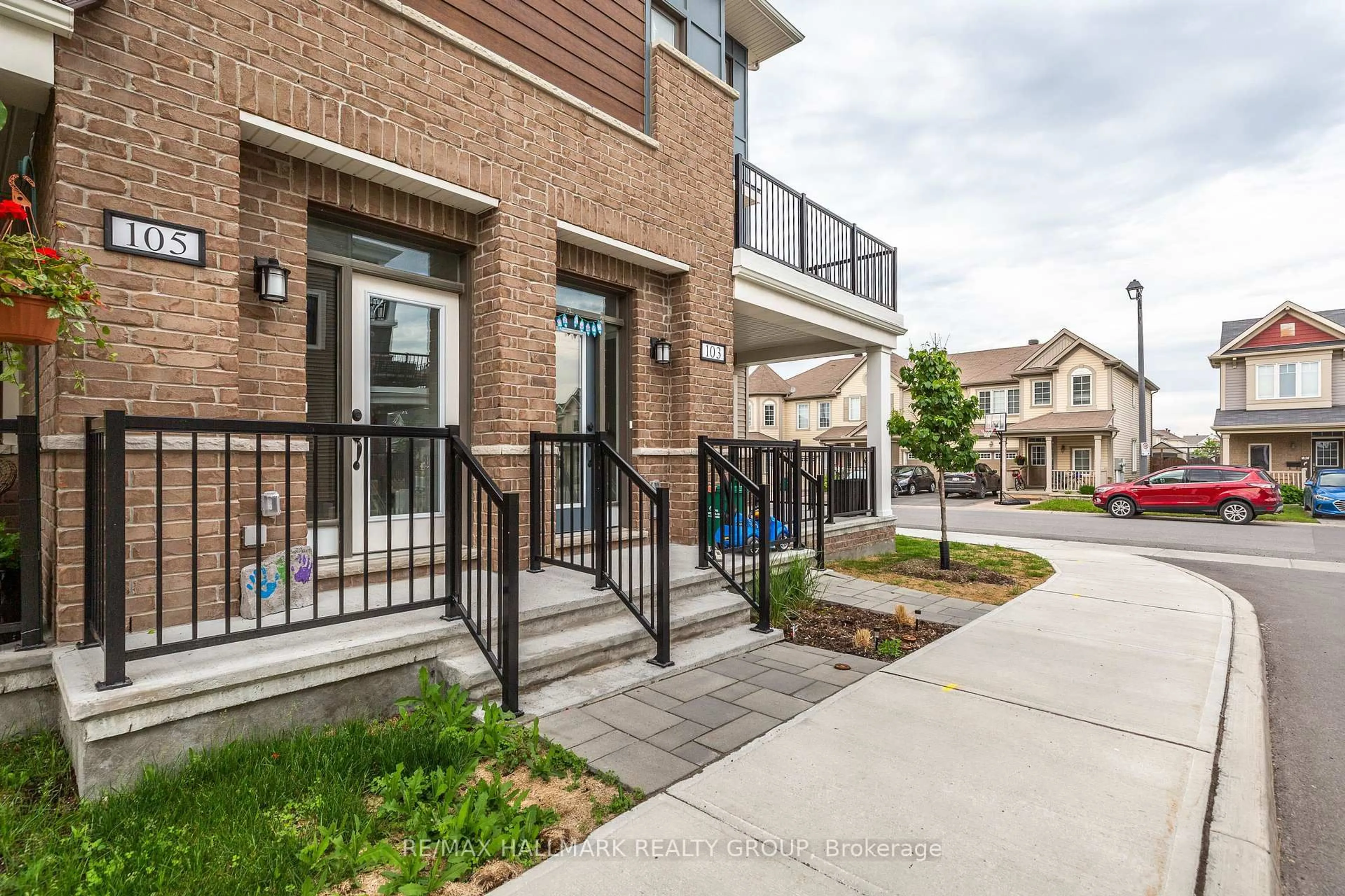 Patio, street for 105 WALLEYE Private, Ottawa Ontario K2J 6L3