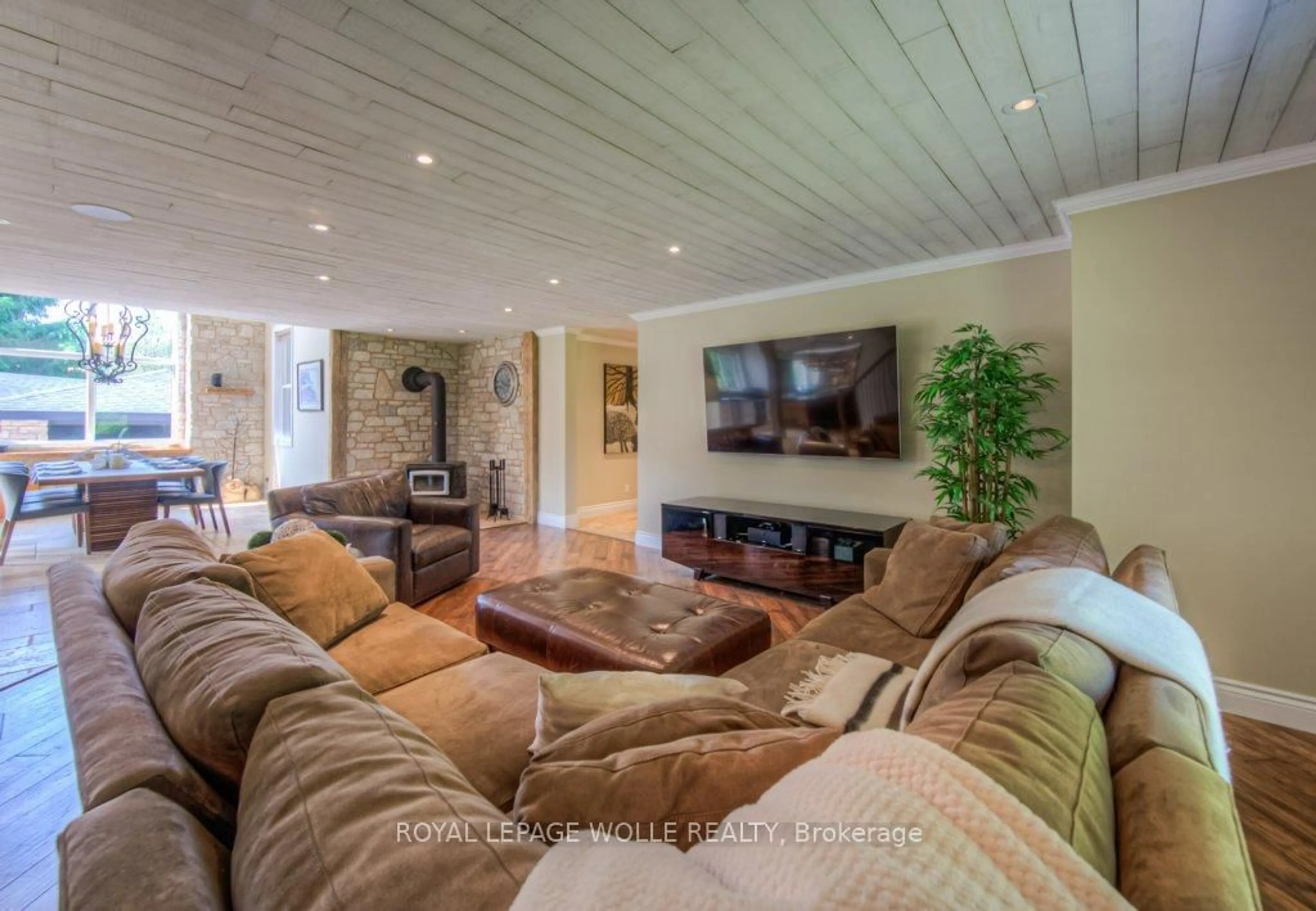 Living room with furniture, unknown for 8466 Sideroad 30, Centre Wellington Ontario N0B 2K0