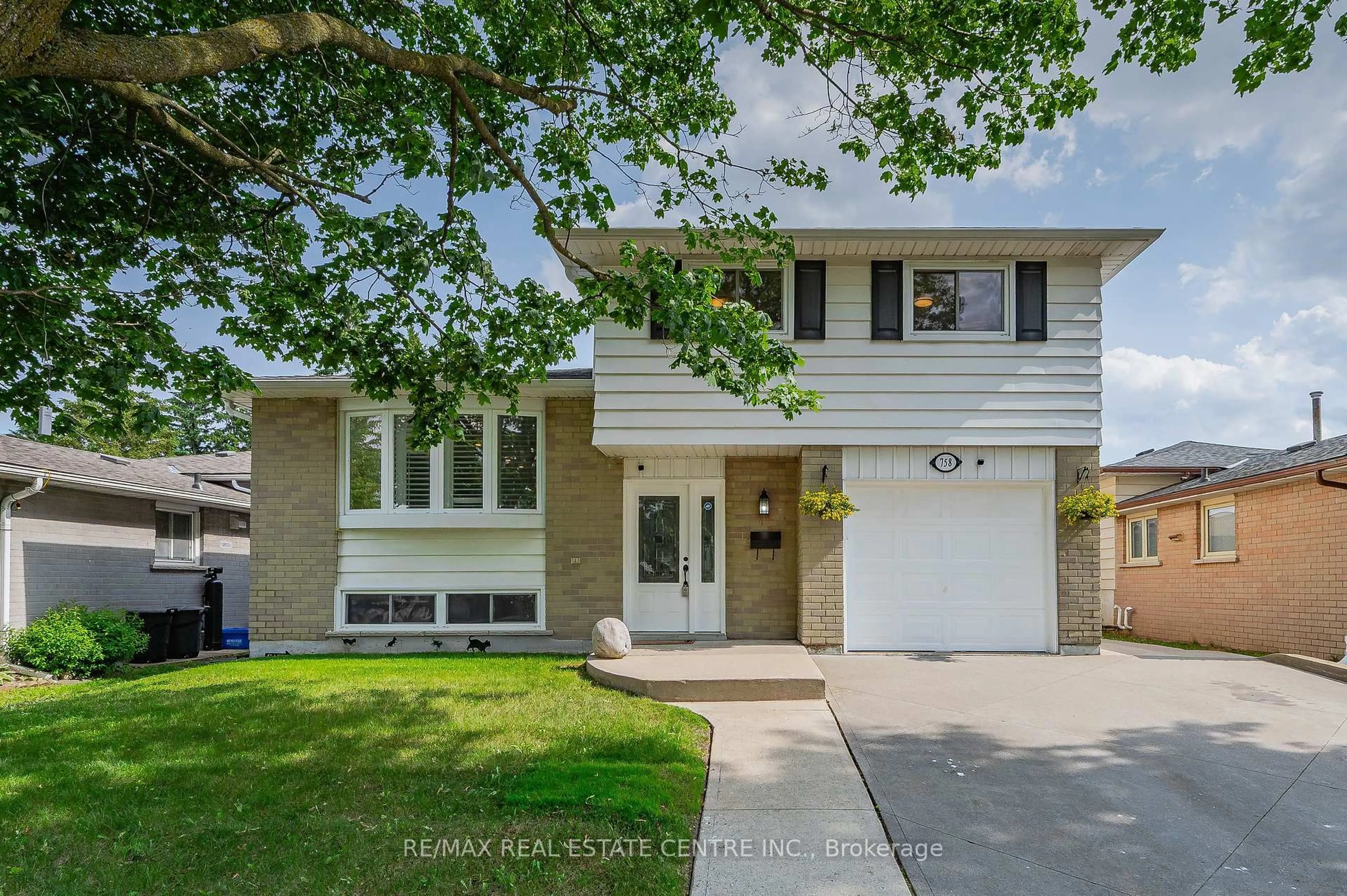Home with vinyl exterior material, street for 758 Kummer Cres, Cambridge Ontario N3H 4Z1