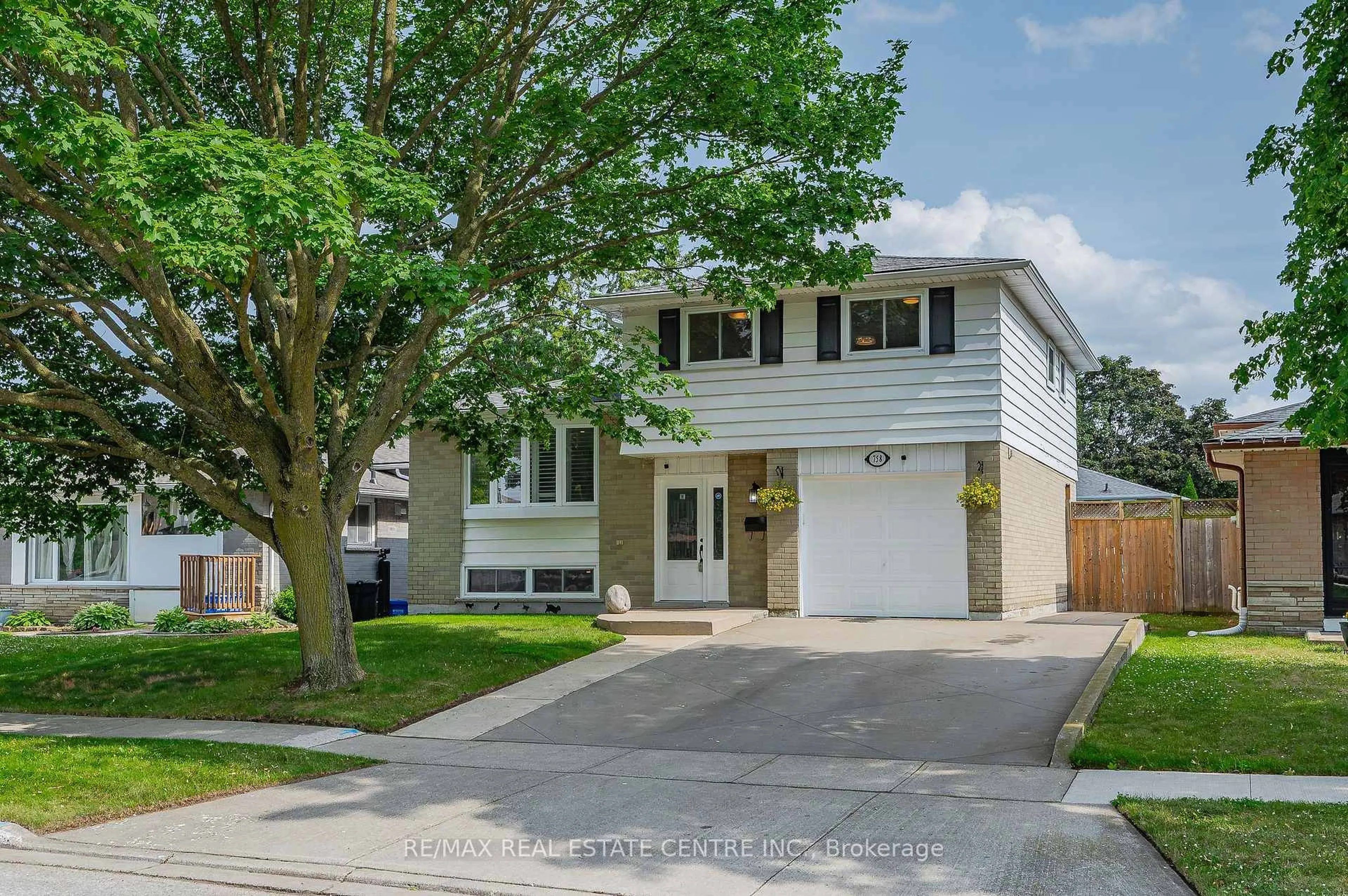Home with vinyl exterior material, street for 758 Kummer Cres, Cambridge Ontario N3H 4Z1
