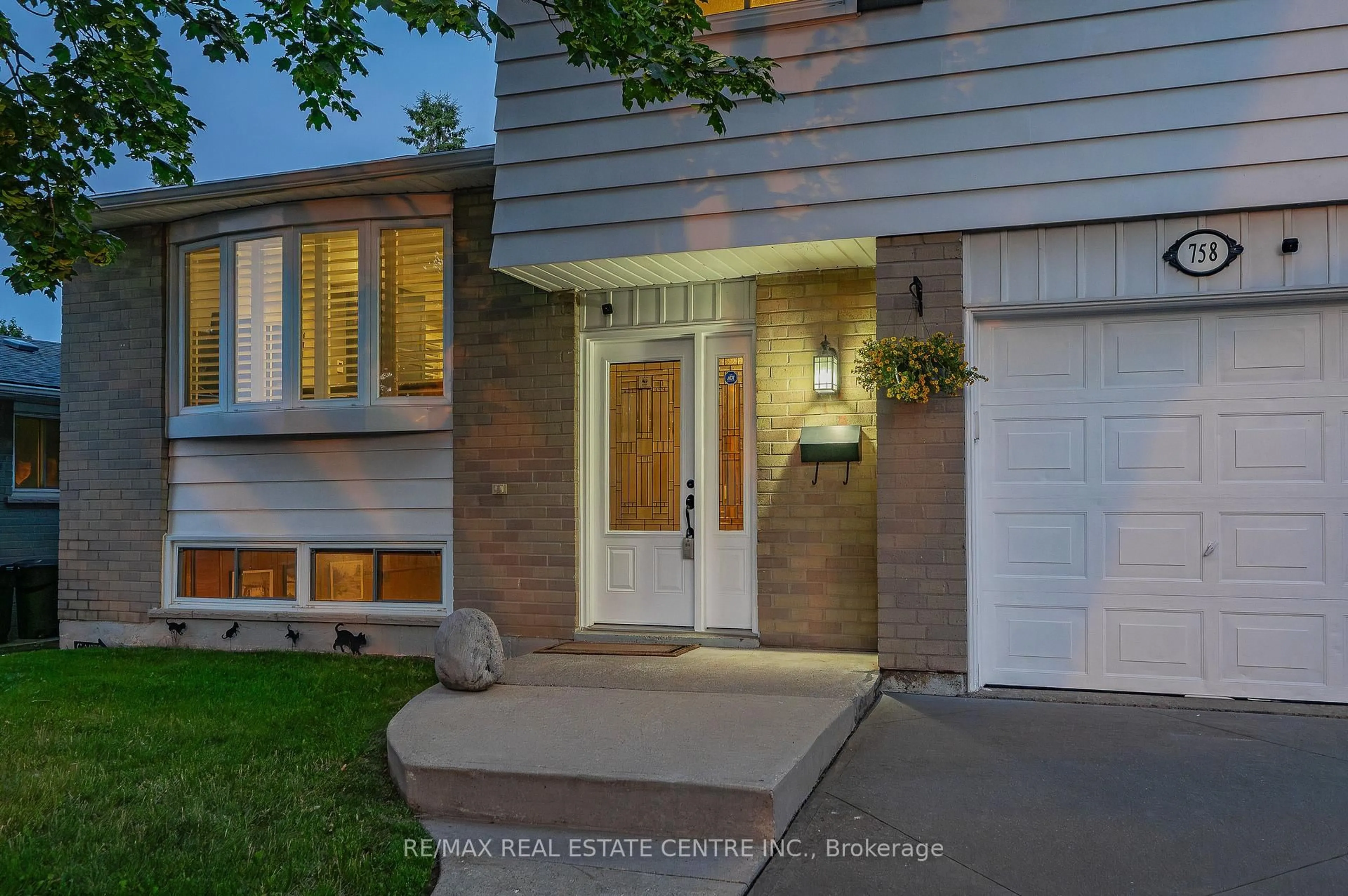 Unknown for 758 Kummer Cres, Cambridge Ontario N3H 4Z1