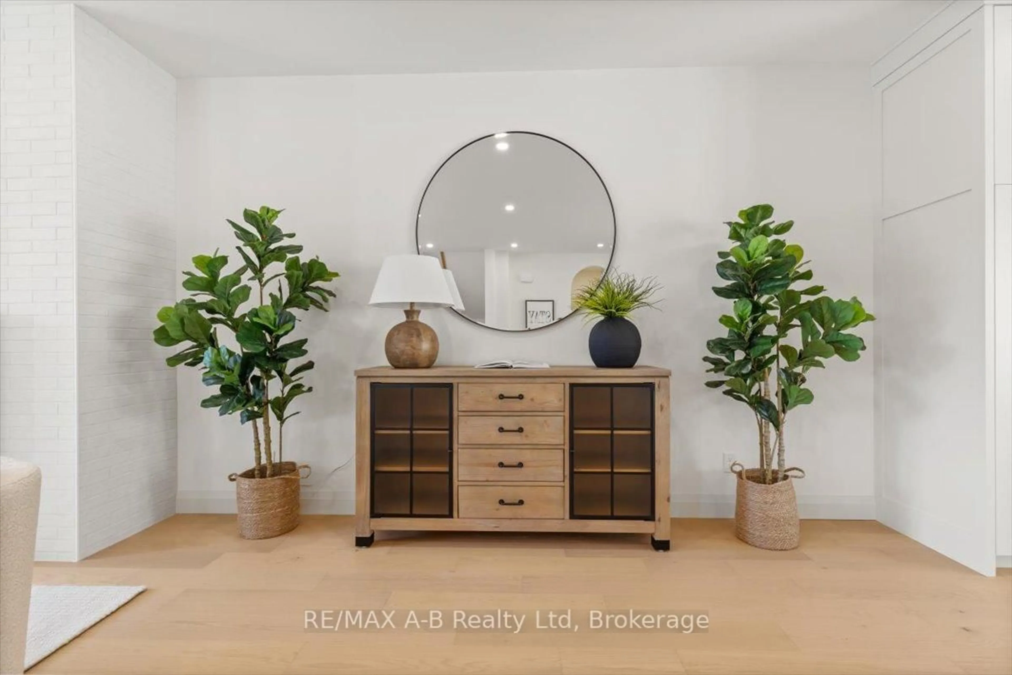Indoor entryway for 67 WORSLEY St #2B, Stratford Ontario N5A 1B8