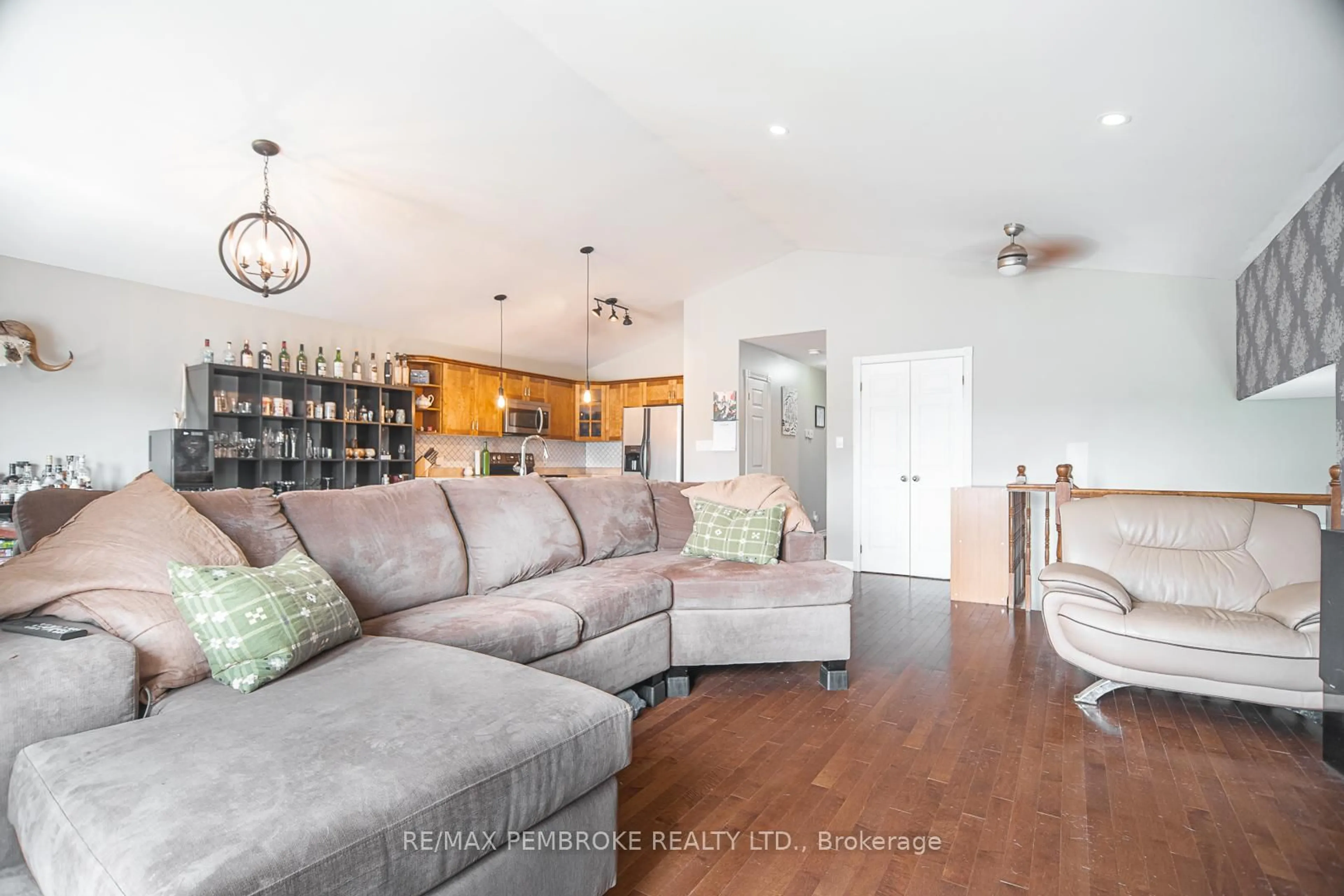 Living room with furniture, wood/laminate floor for 1008 LIMESTONE Tr, Petawawa Ontario K8H 0A6