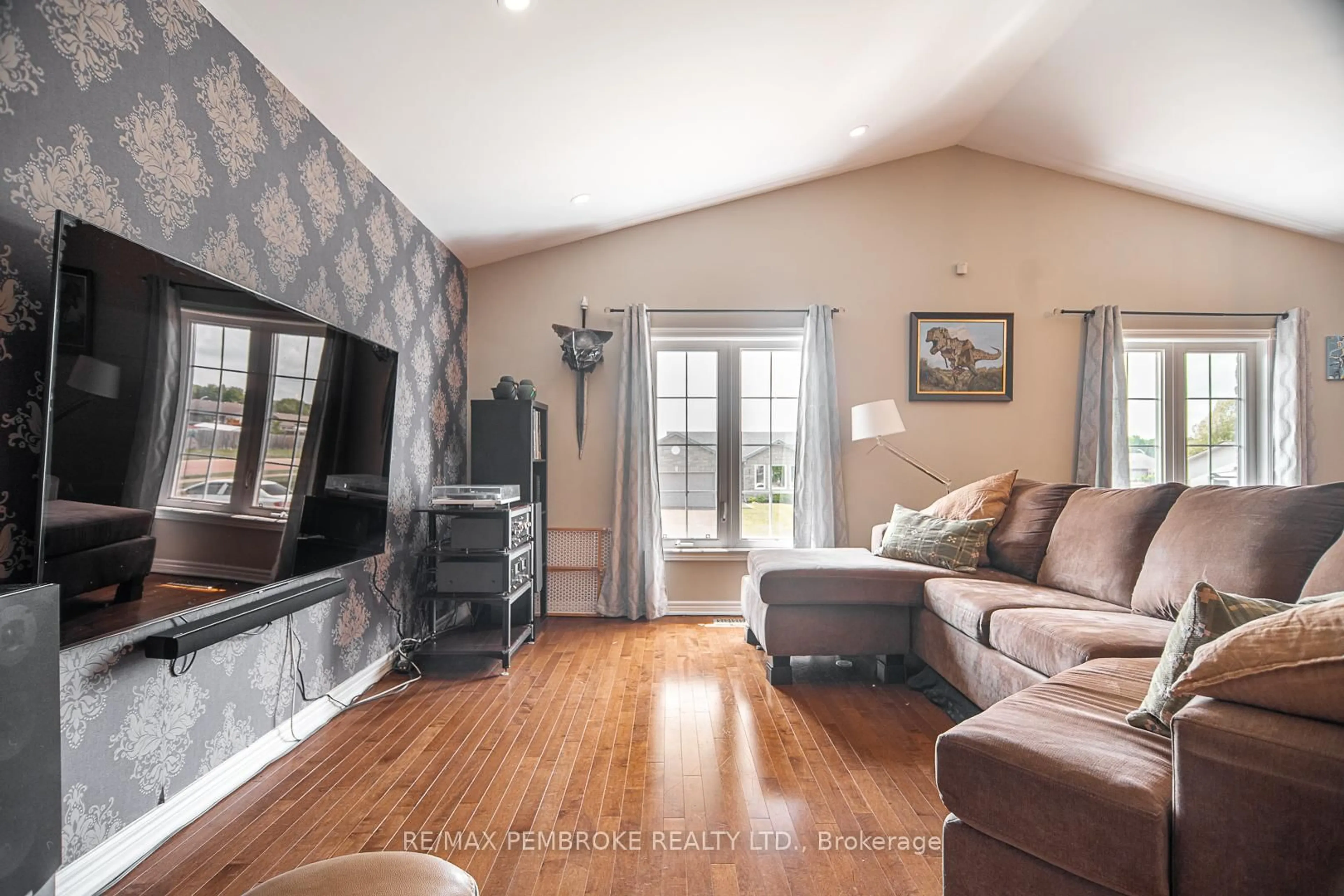 Living room with furniture, unknown for 1008 LIMESTONE Tr, Petawawa Ontario K8H 0A6