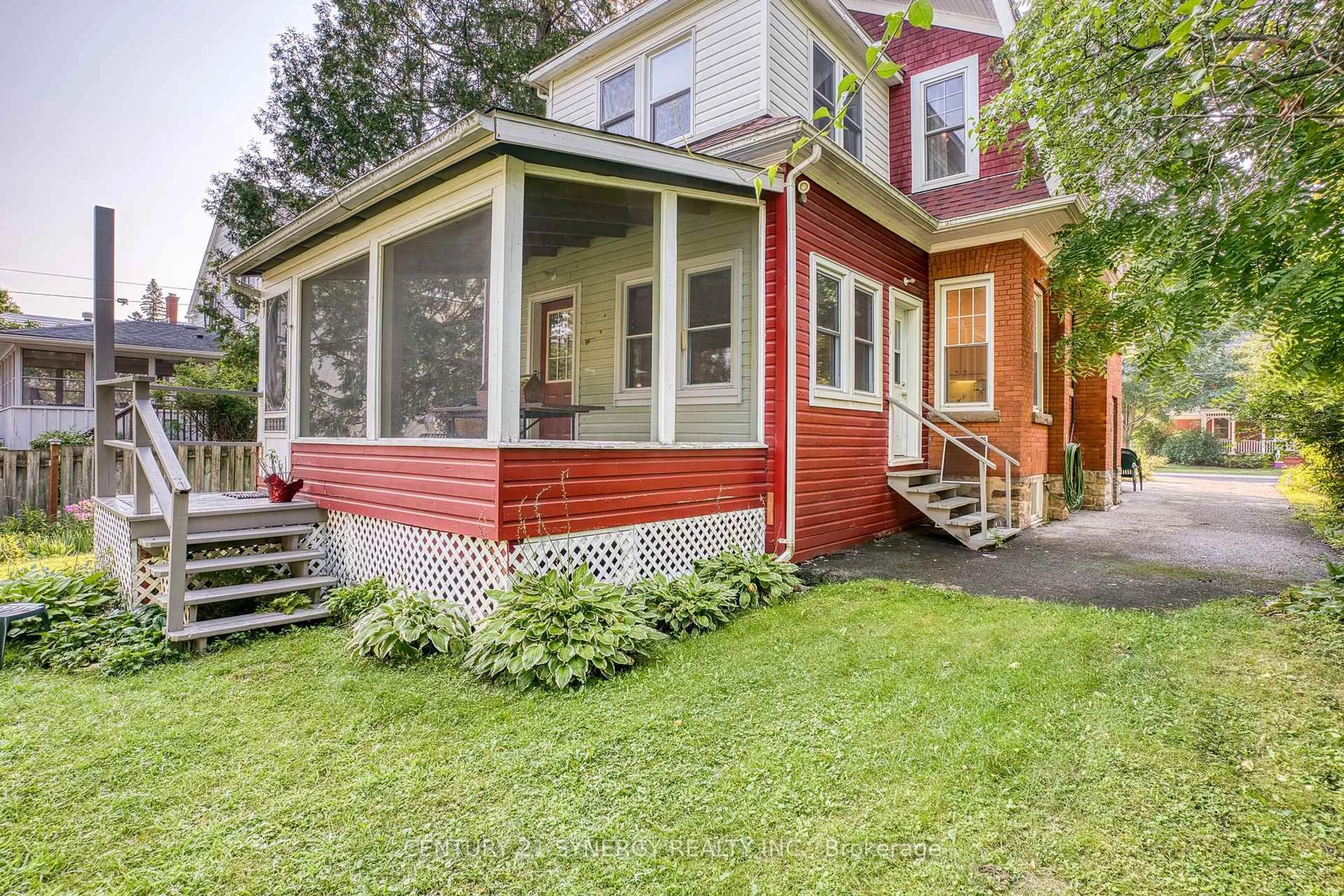 Home with vinyl exterior material, street for 19 MARY St, Perth Ontario K7H 2X1