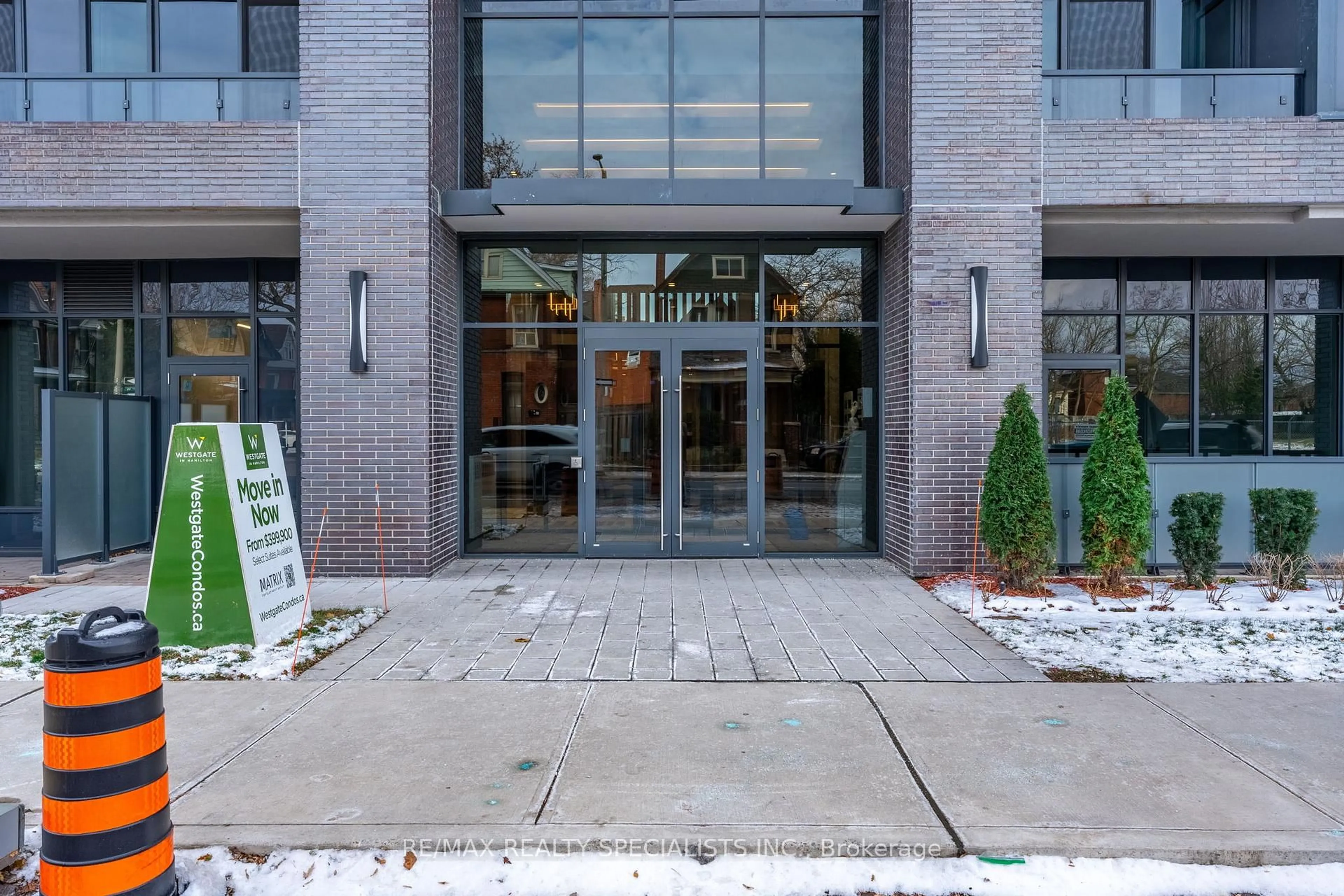 Indoor foyer for 415 Main St #104, Hamilton Ontario L8P 0C9