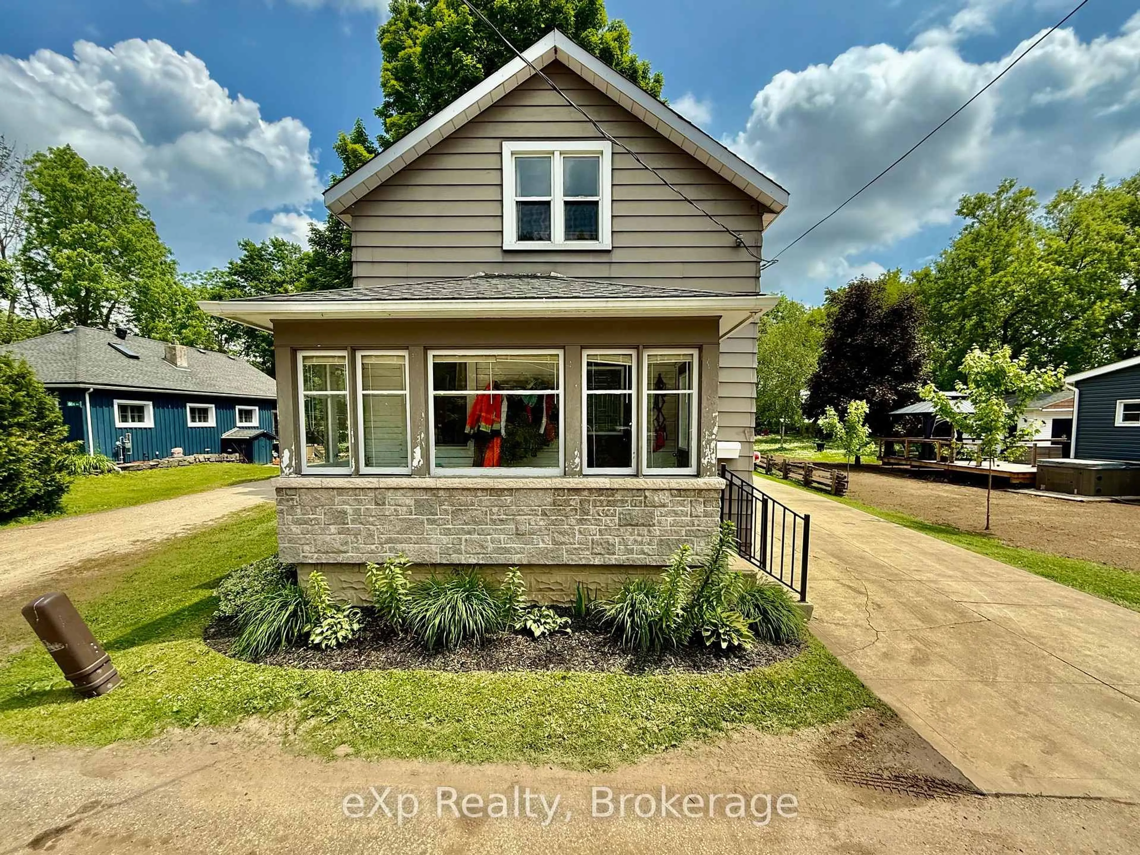A pic from outside/outdoor area/front of a property/back of a property/a pic from drone, street for 759 8th A Ave, Hanover Ontario N4N 2L9