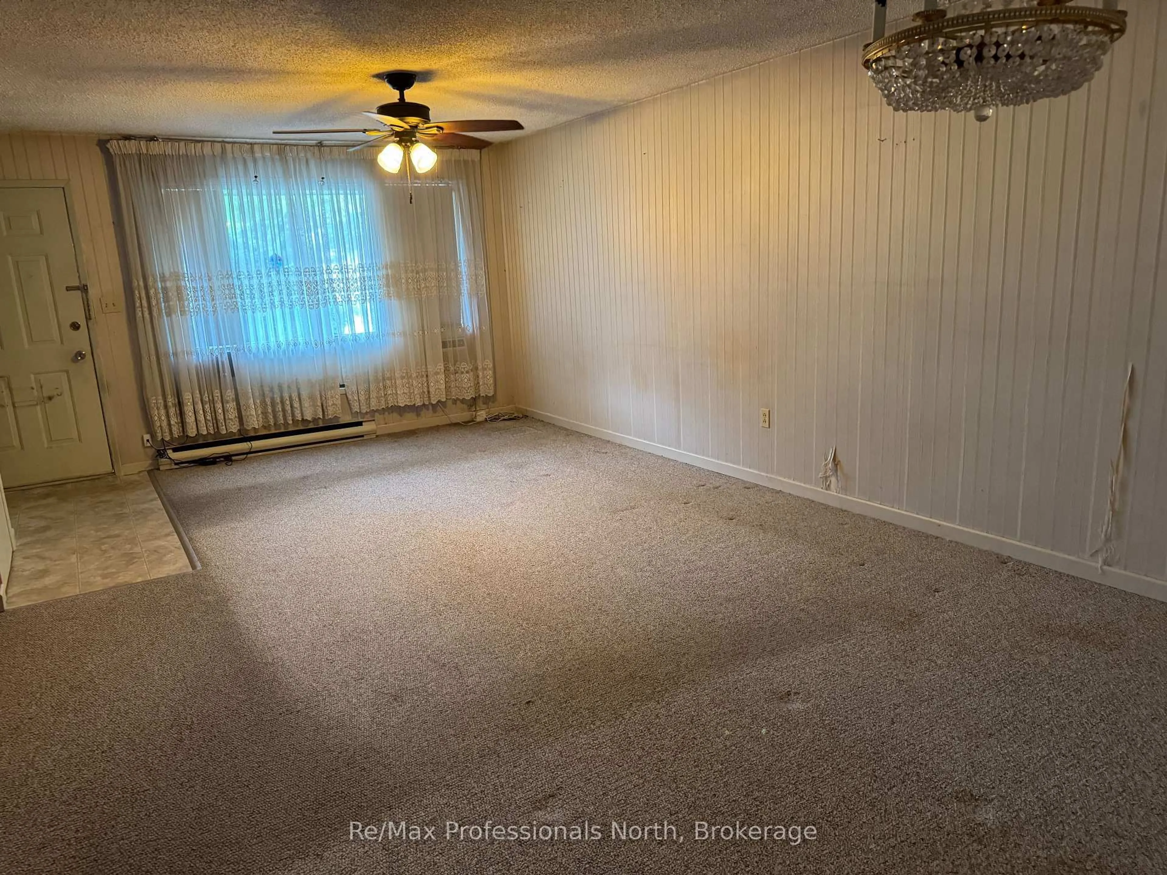 A pic of a room for 125 Taylor Rd, Bracebridge Ontario P1L 1J5