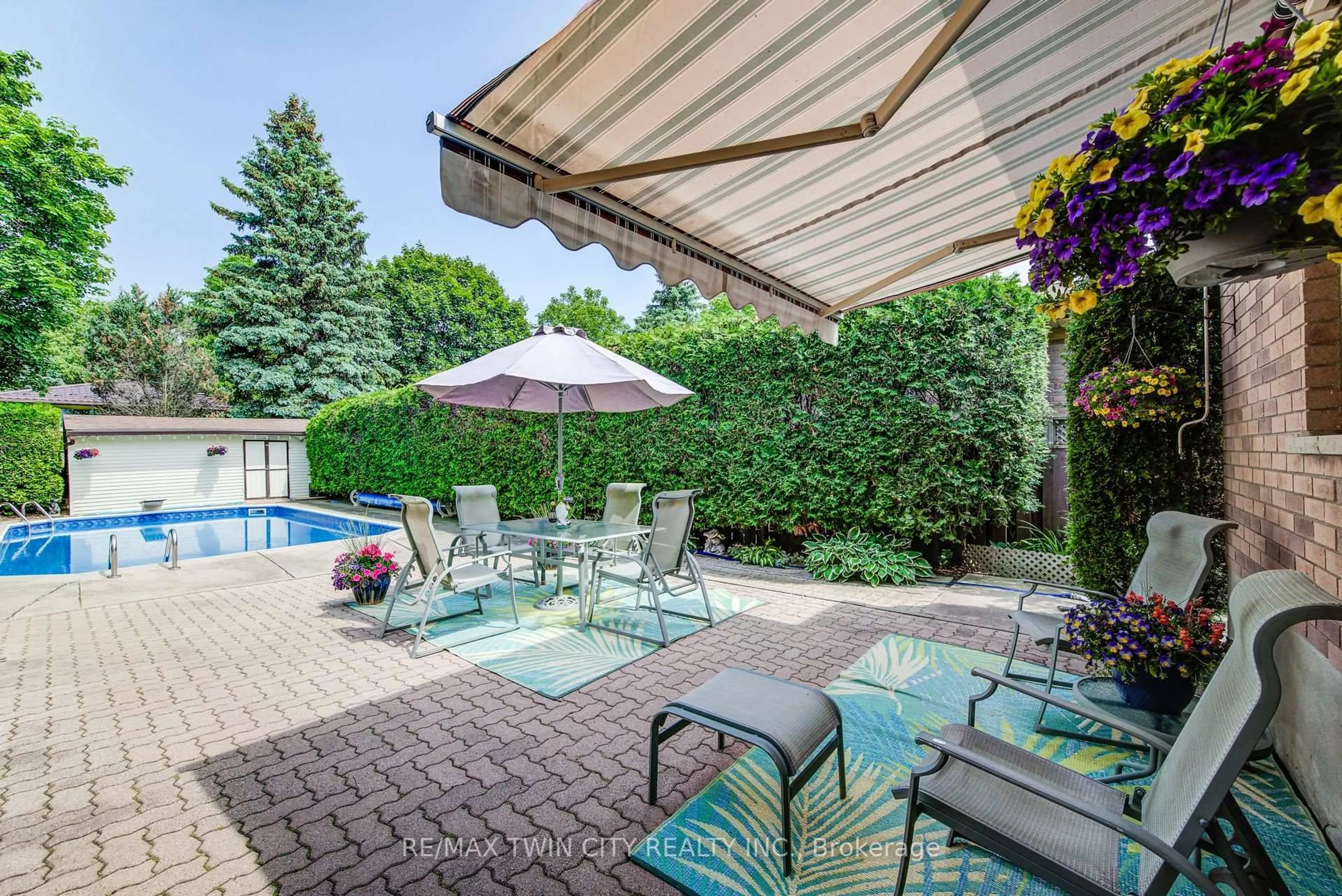 Patio, street for 118 Partridge Pl, Waterloo Ontario N2V 1S6