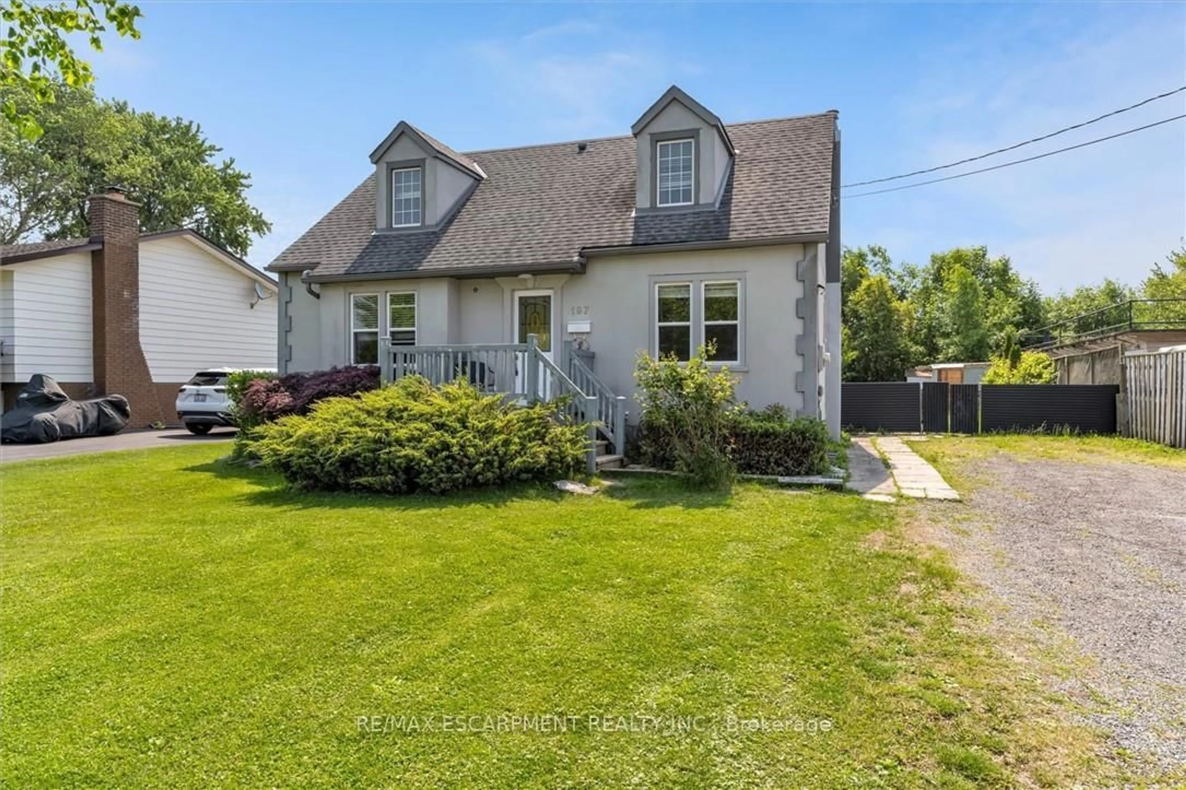 A pic from outside/outdoor area/front of a property/back of a property/a pic from drone, street for 197 Riverside Dr, Welland Ontario L3C 5E3