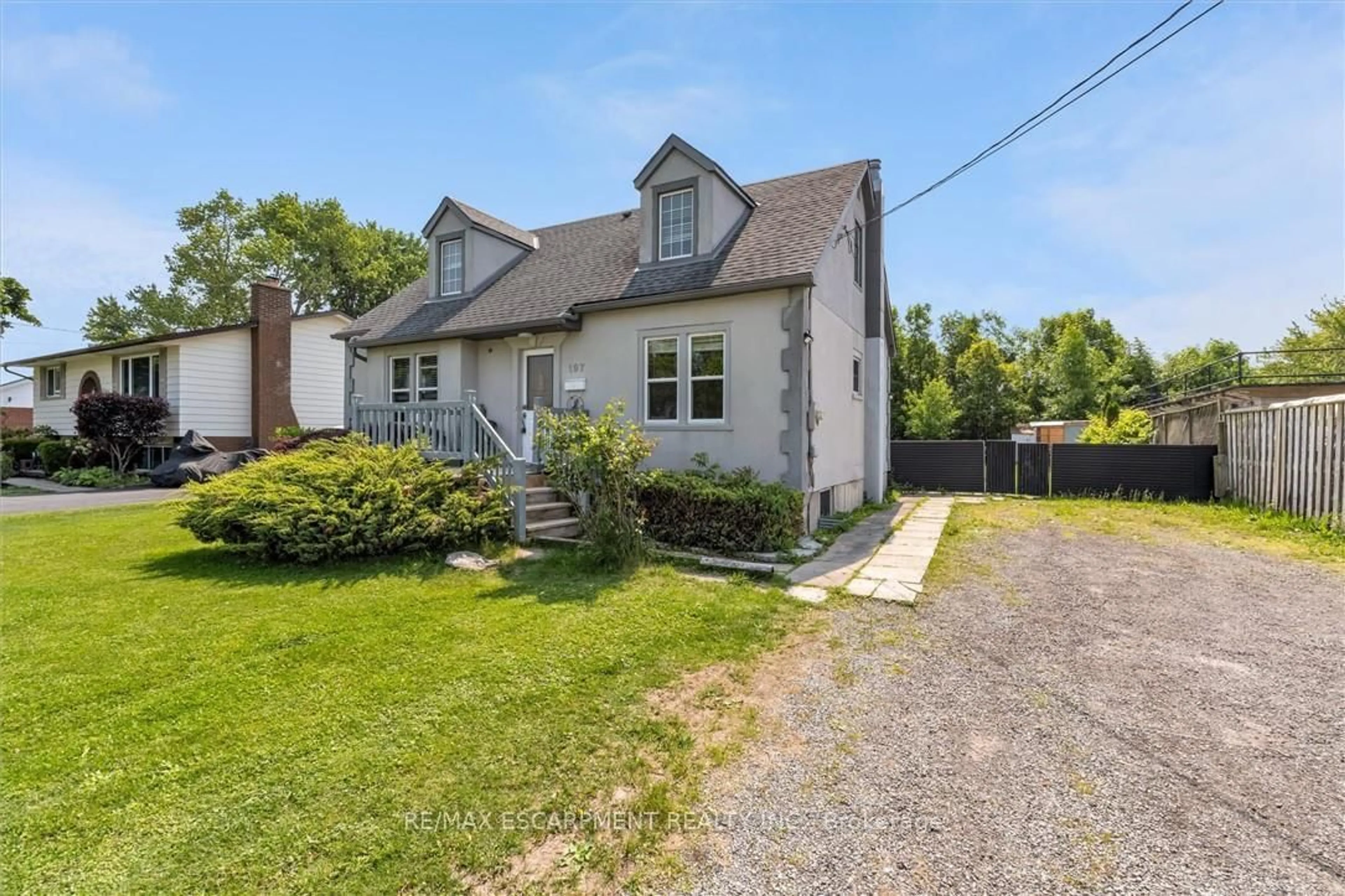 A pic from outside/outdoor area/front of a property/back of a property/a pic from drone, street for 197 Riverside Dr, Welland Ontario L3C 5E3