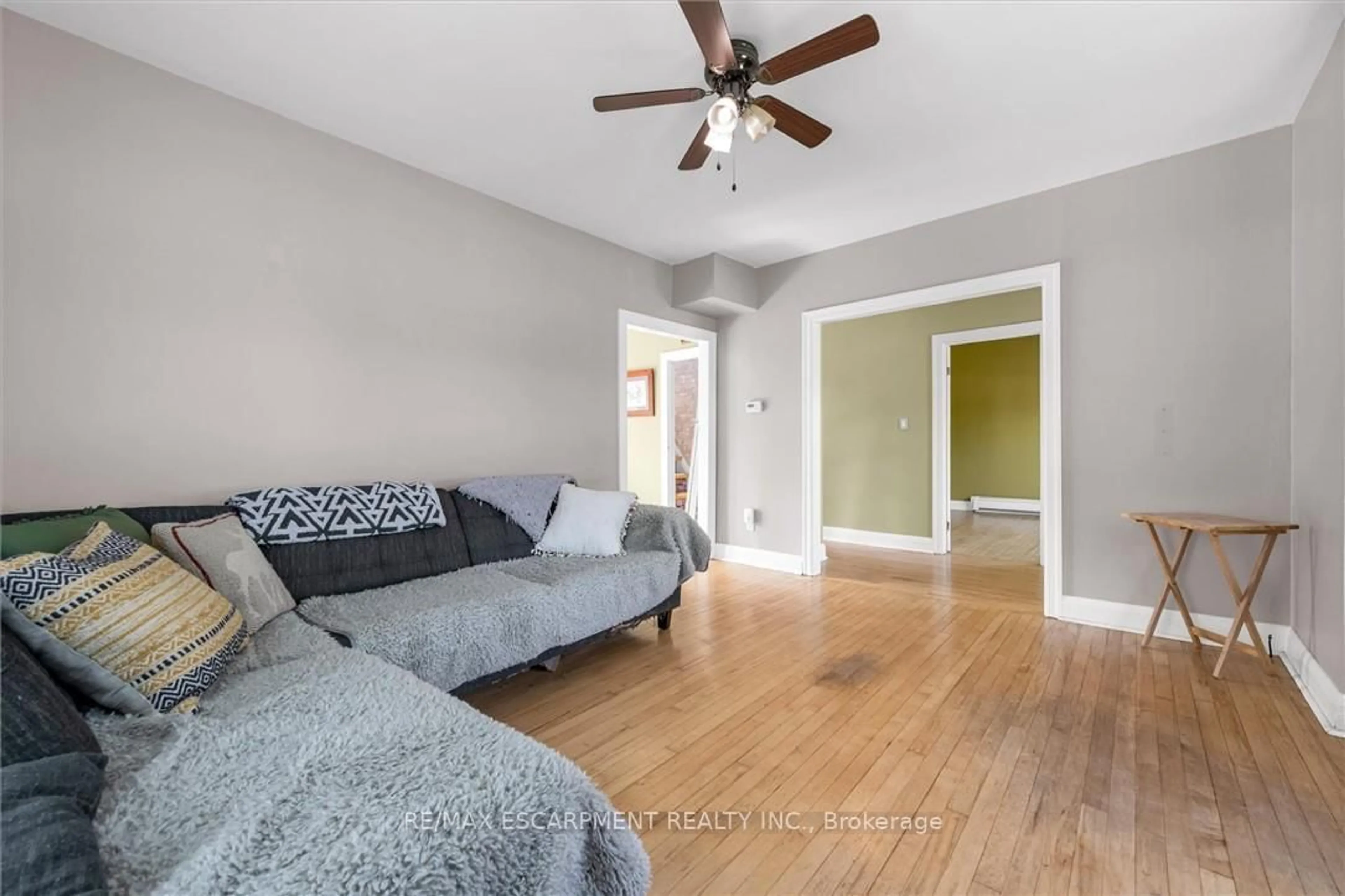 Living room with furniture, unknown for 197 Riverside Dr, Welland Ontario L3C 5E3