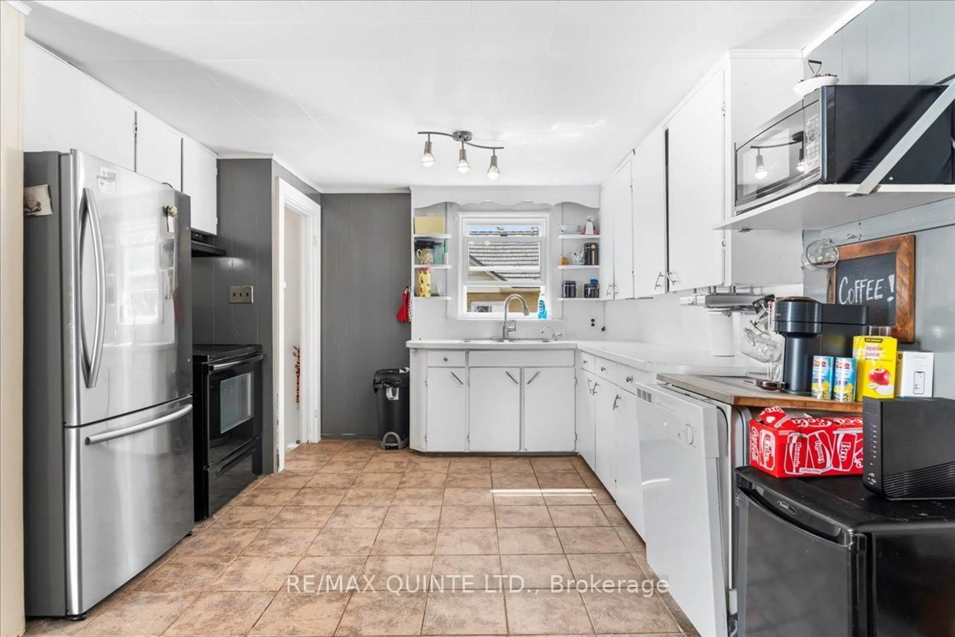 Standard kitchen, ceramic/tile floor for 48 Paul St, Prince Edward County Ontario K0K 2T0