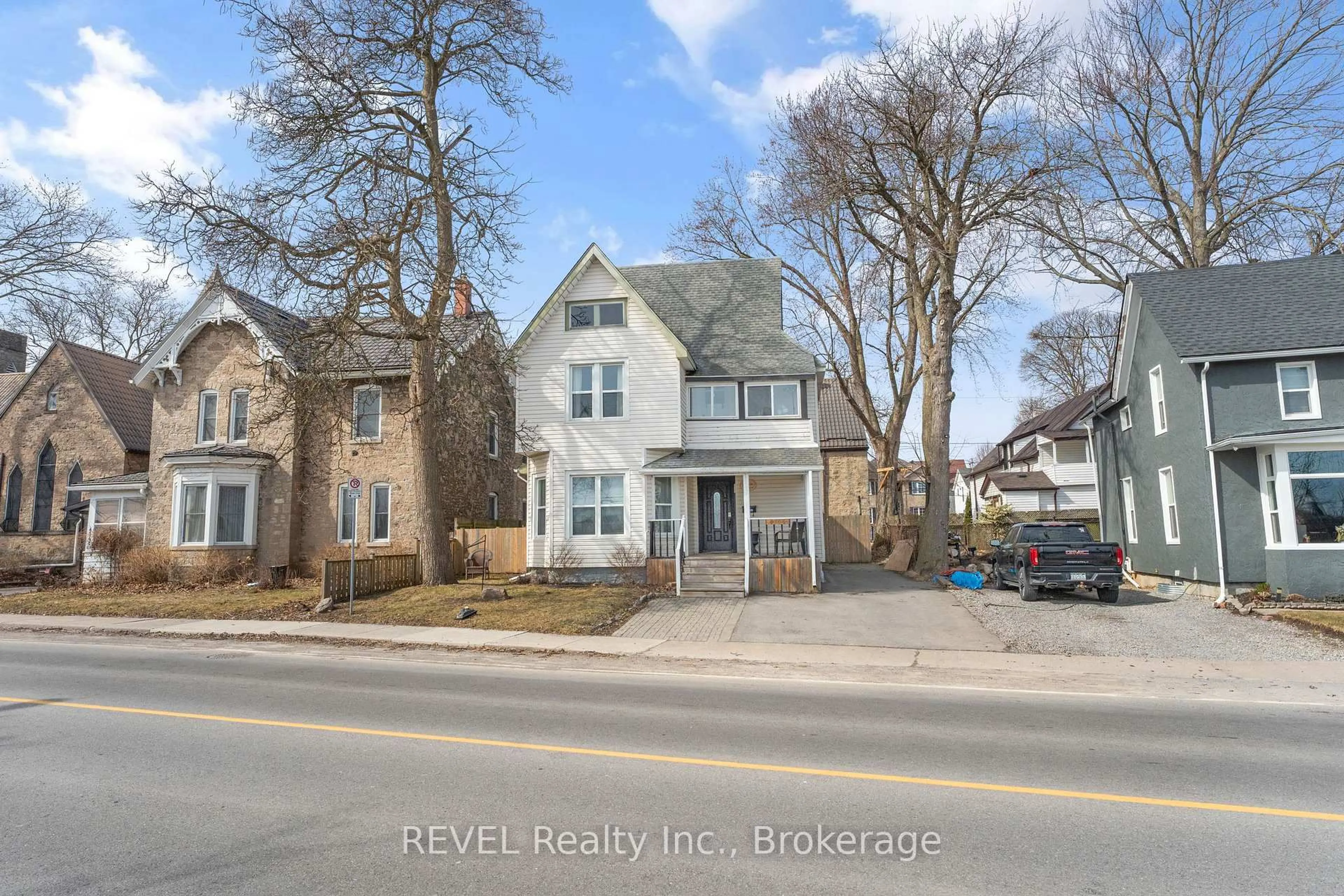 A pic from outside/outdoor area/front of a property/back of a property/a pic from drone, street for 4755 River Rd, Niagara Falls Ontario L2E 3G3