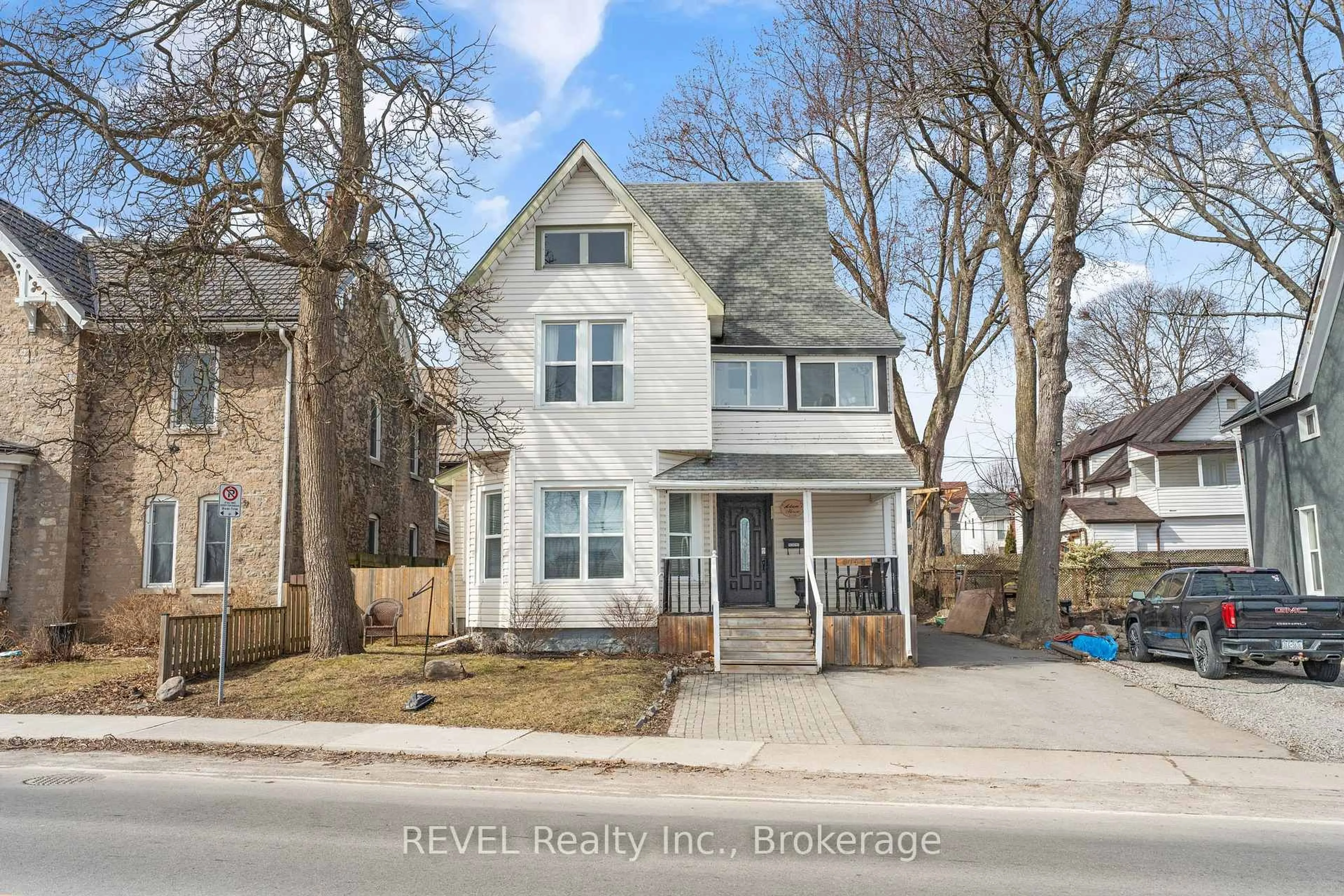 Home with brick exterior material, street for 4755 River Rd, Niagara Falls Ontario L2E 3G3