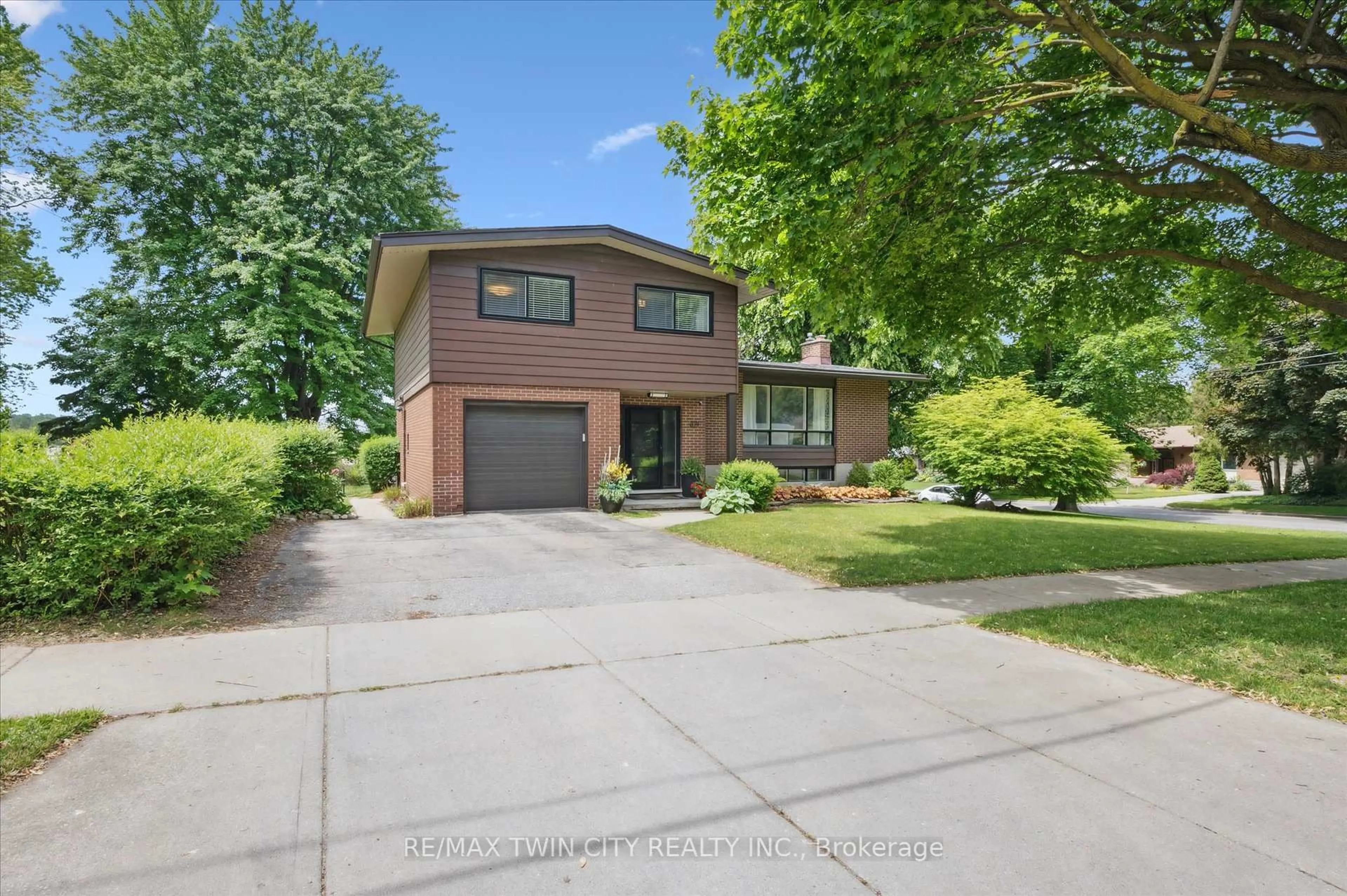 Home with brick exterior material, street for 321 Dixon St, Kitchener Ontario N2G 3G1