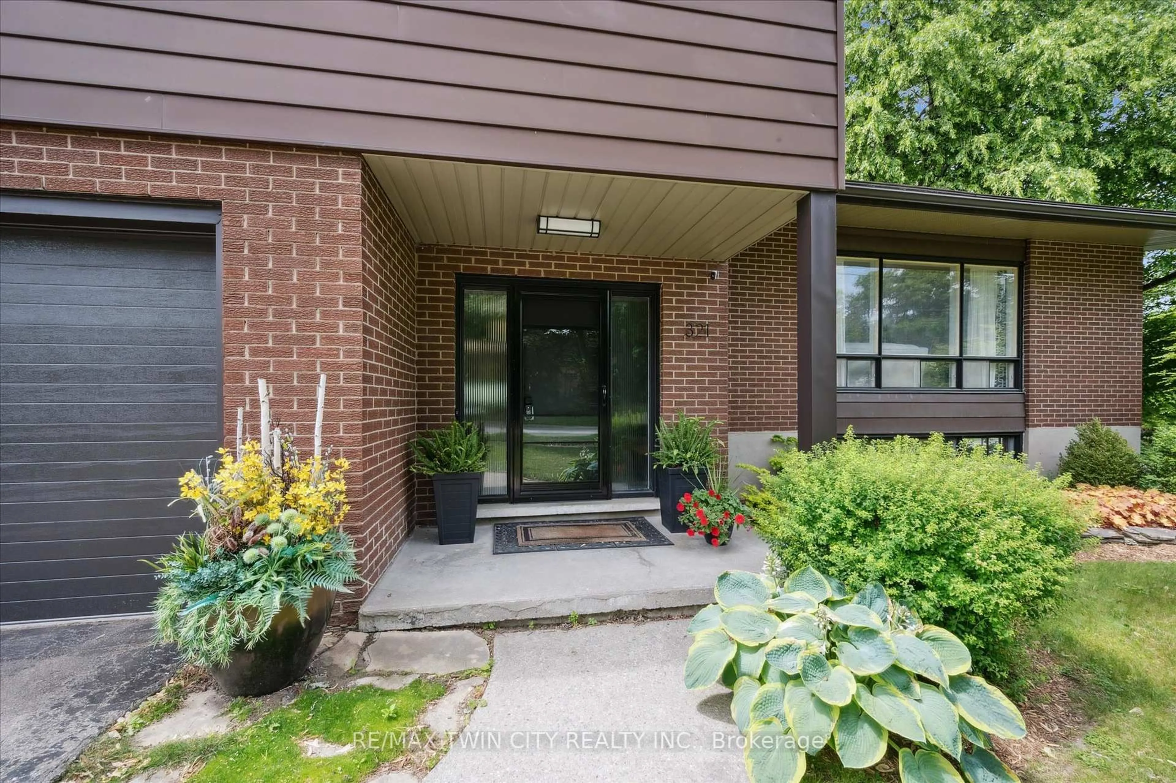 Home with brick exterior material, street for 321 Dixon St, Kitchener Ontario N2G 3G1