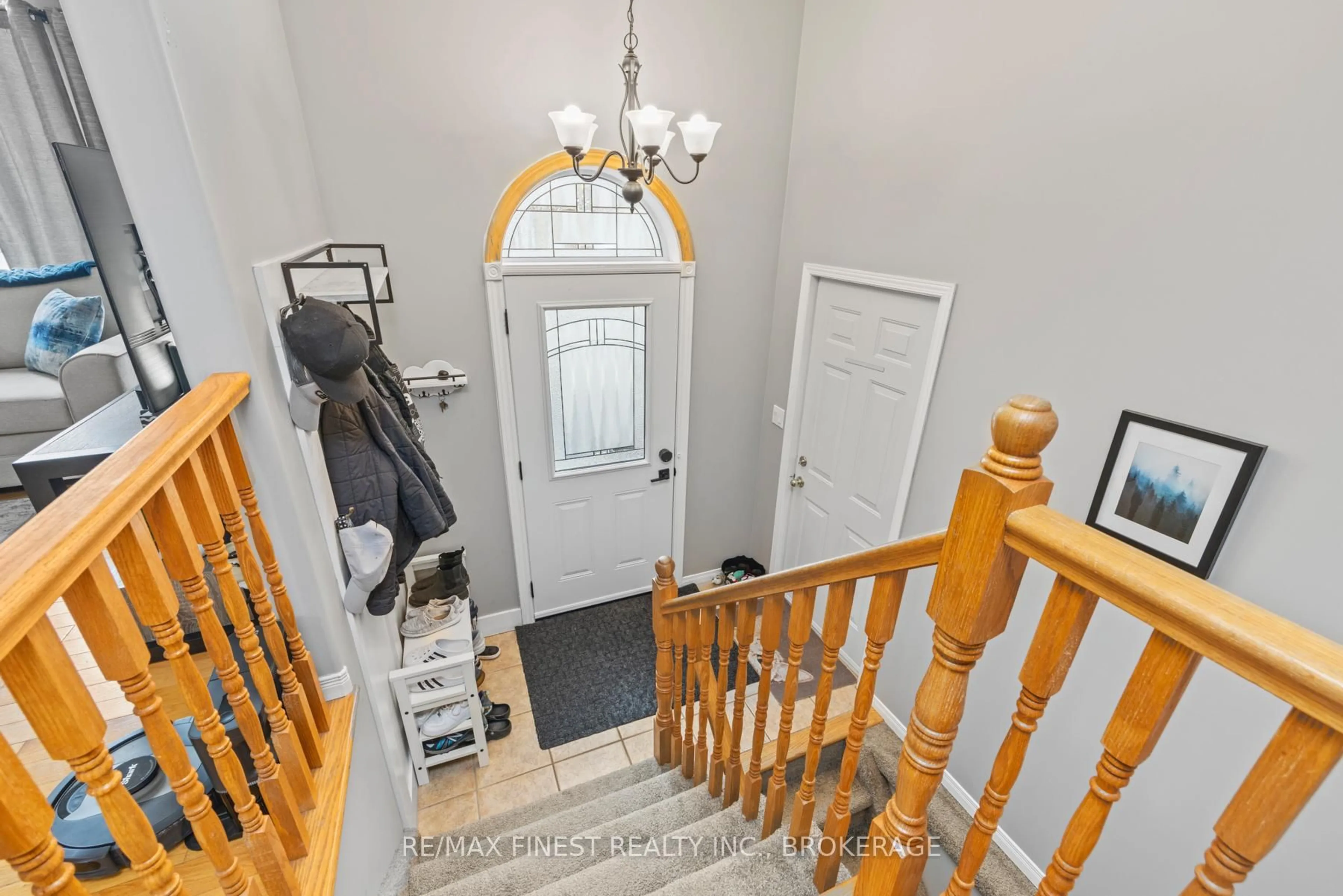 Indoor foyer for 1001 Bluffwood Ave, Kingston Ontario K7K 7K6