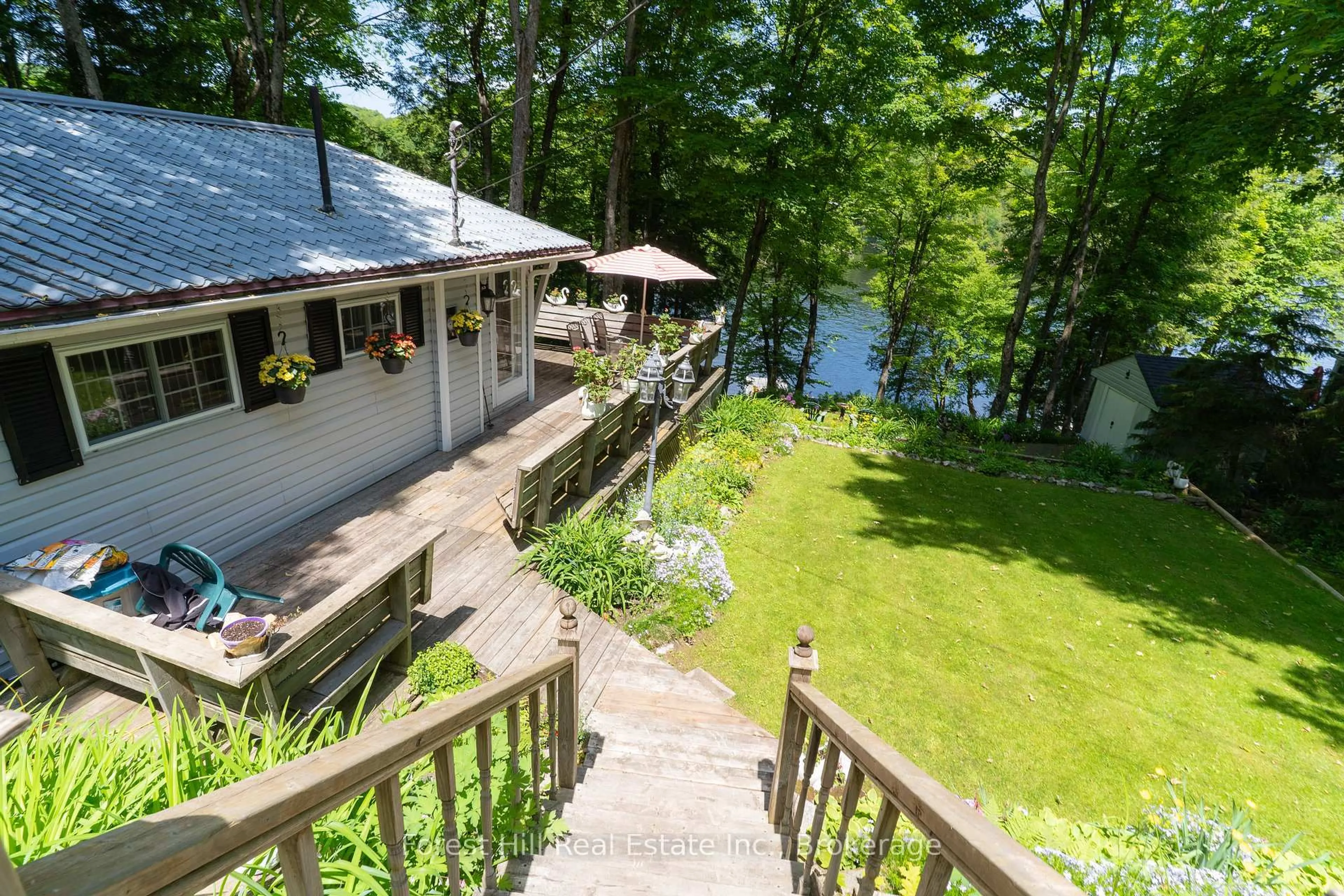 A pic from outside/outdoor area/front of a property/back of a property/a pic from drone, water/lake/river/ocean view for 116 Vernon Shores Blv Blvd, Huntsville Ontario P1H 2J2