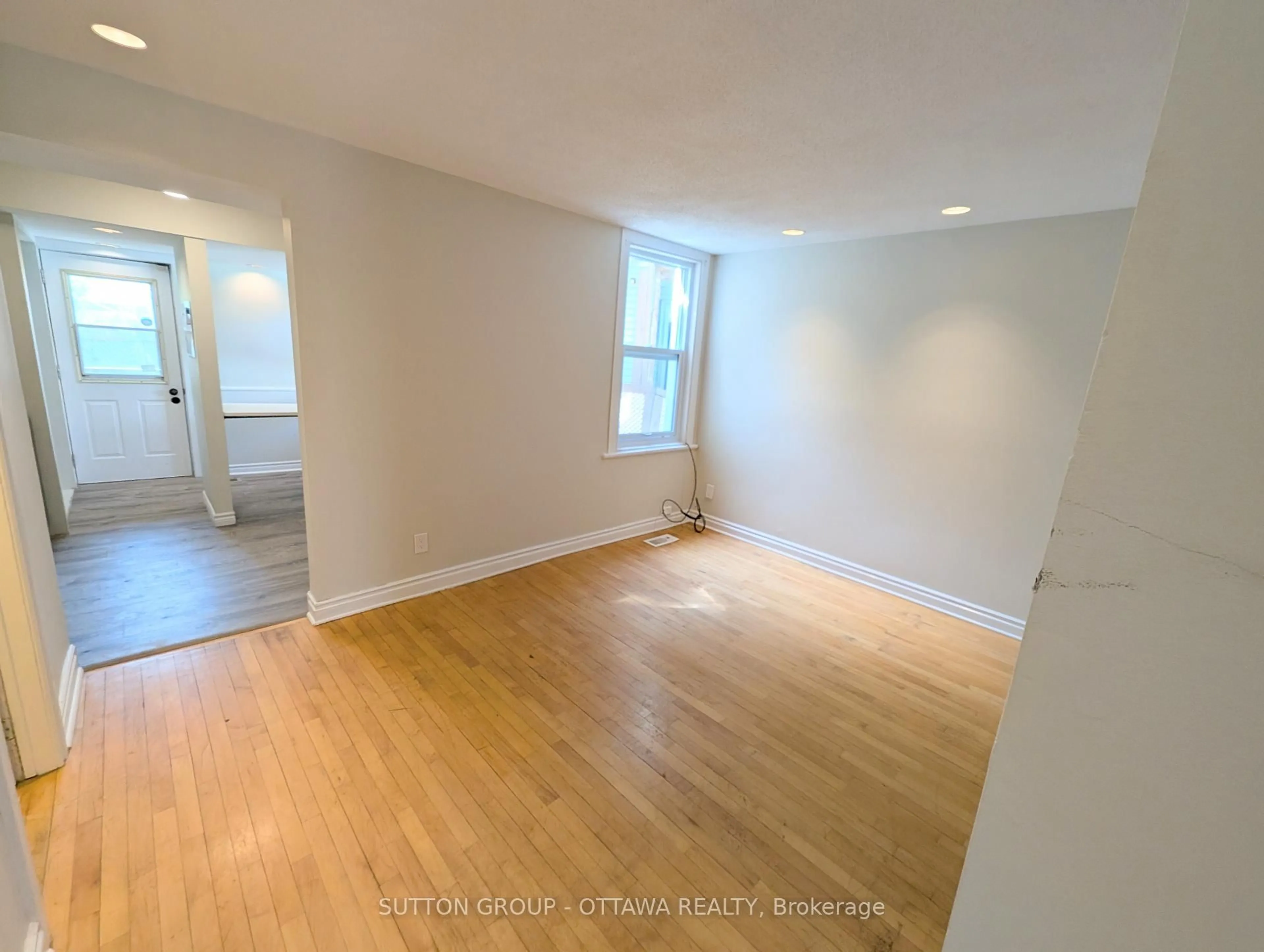 A pic of a room for 8 Robinson Ave, Ottawa Ontario K1N 8N9