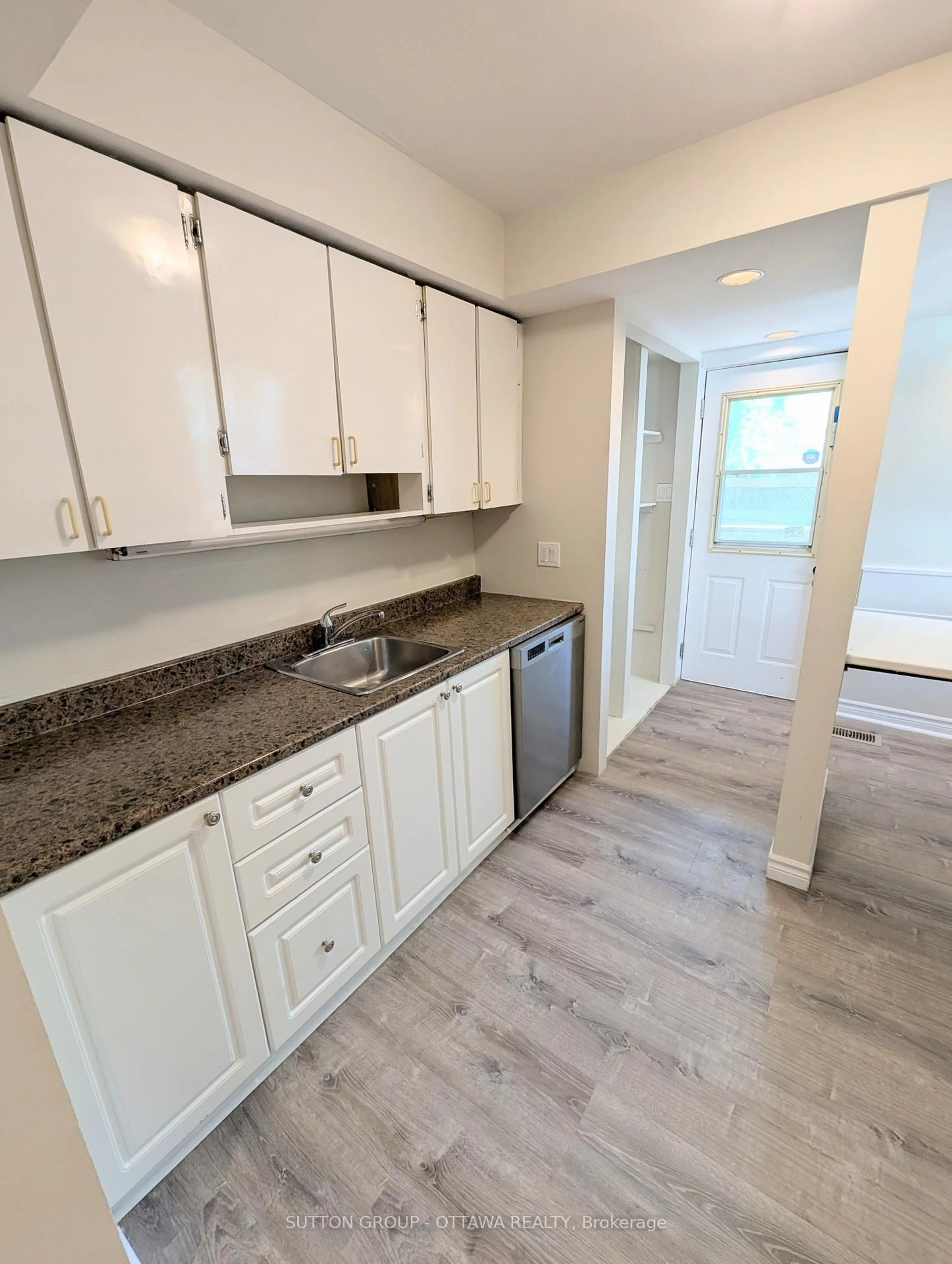 Standard kitchen, unknown for 8 Robinson Ave, Ottawa Ontario K1N 8N9