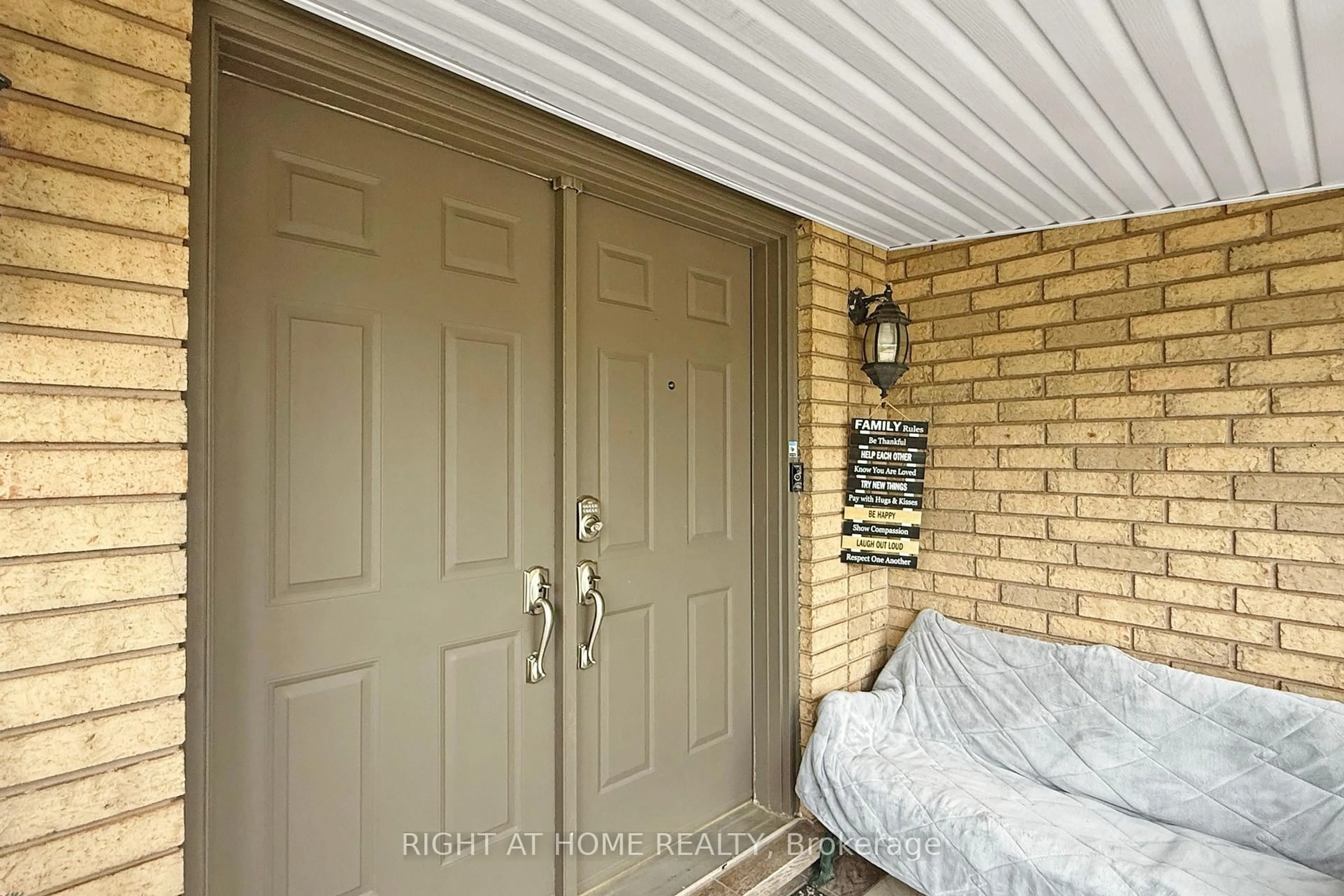 Indoor entryway for 186 Green Rd, Hamilton Ontario L8E 2A3