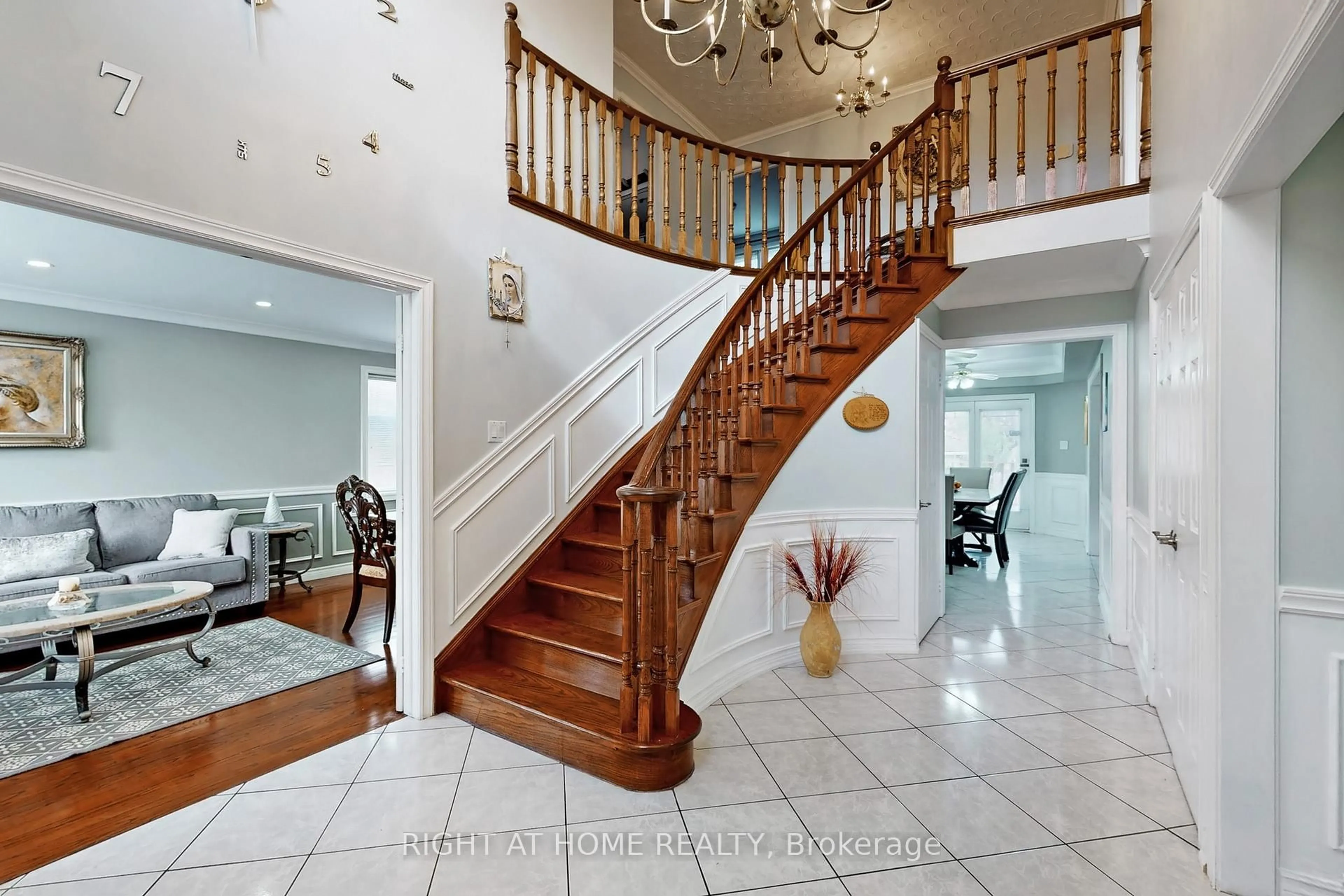 Indoor foyer for 186 Green Rd, Hamilton Ontario L8E 2A3