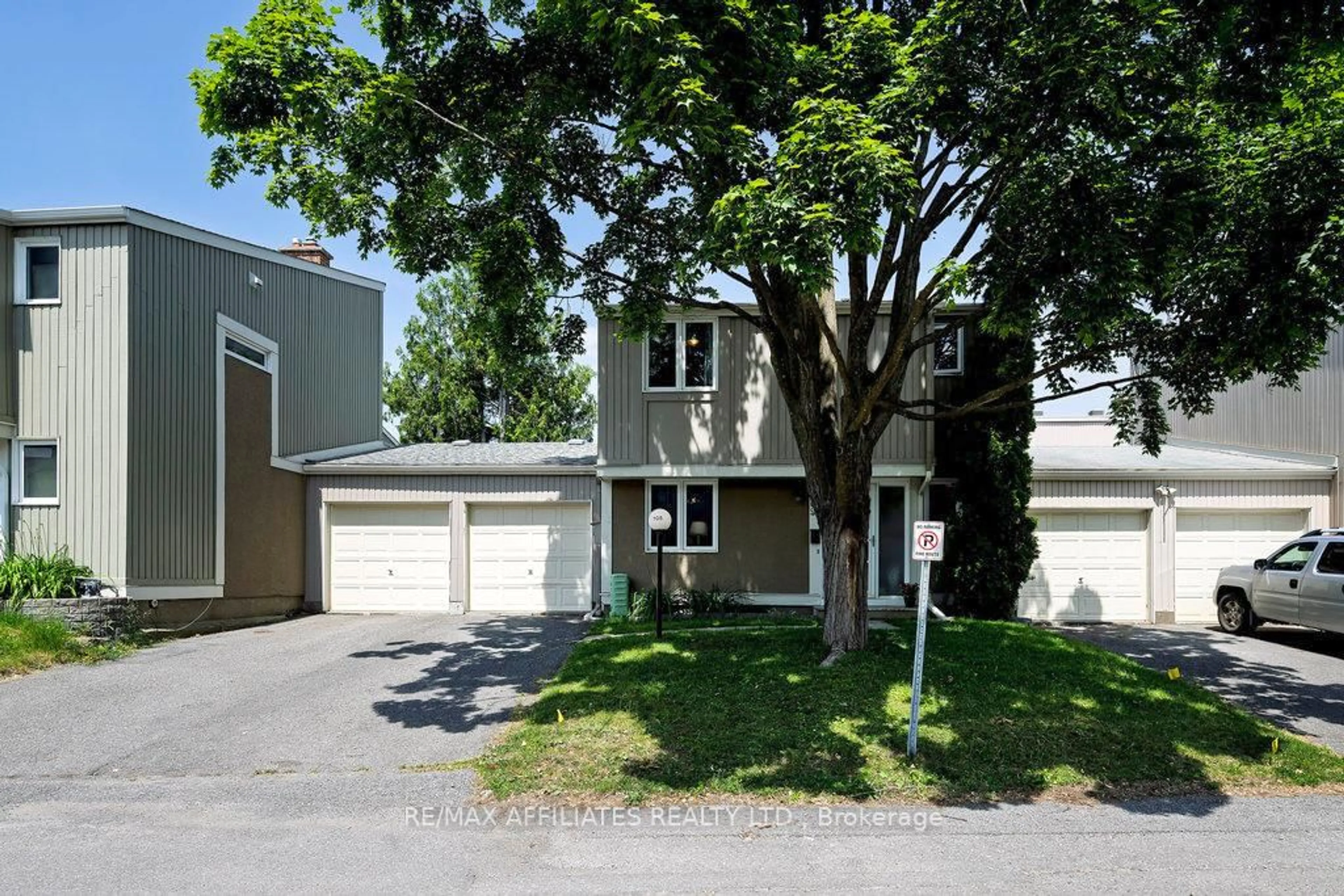 Home with vinyl exterior material, street for 105 Weeping Willow Lane, Ottawa Ontario K2K 1E6