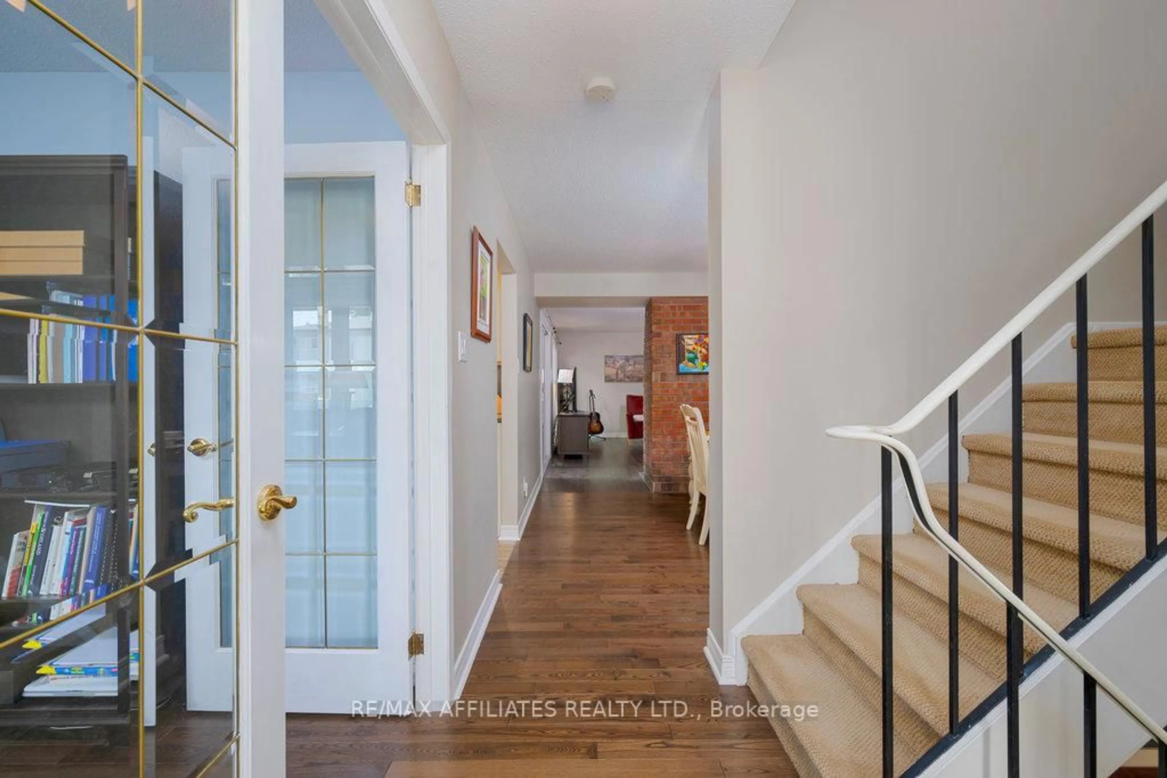 Indoor entryway for 105 Weeping Willow Lane, Ottawa Ontario K2K 1E6