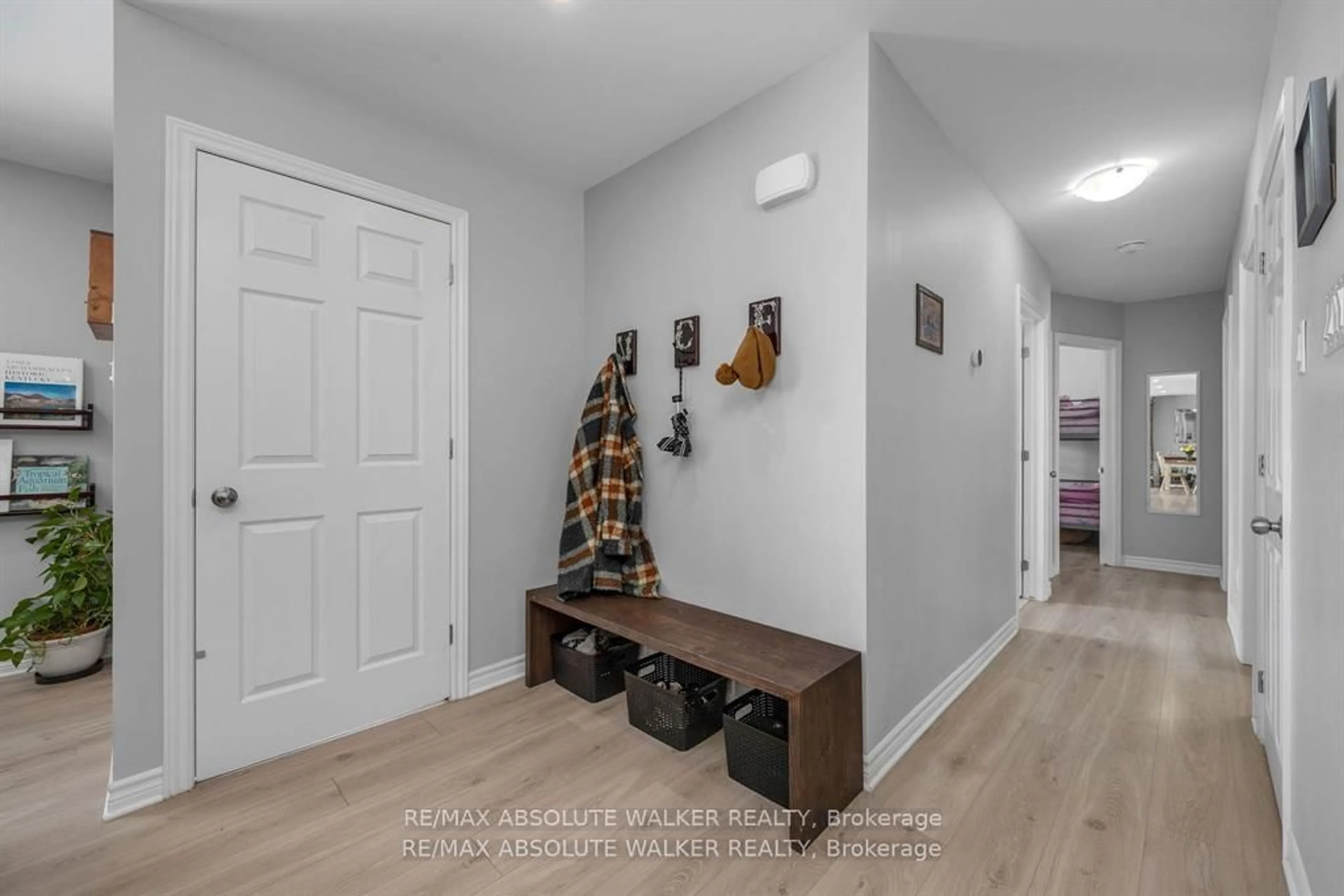 Indoor entryway for 2477 Merivale Rd, Ottawa Ontario K2C 3H1