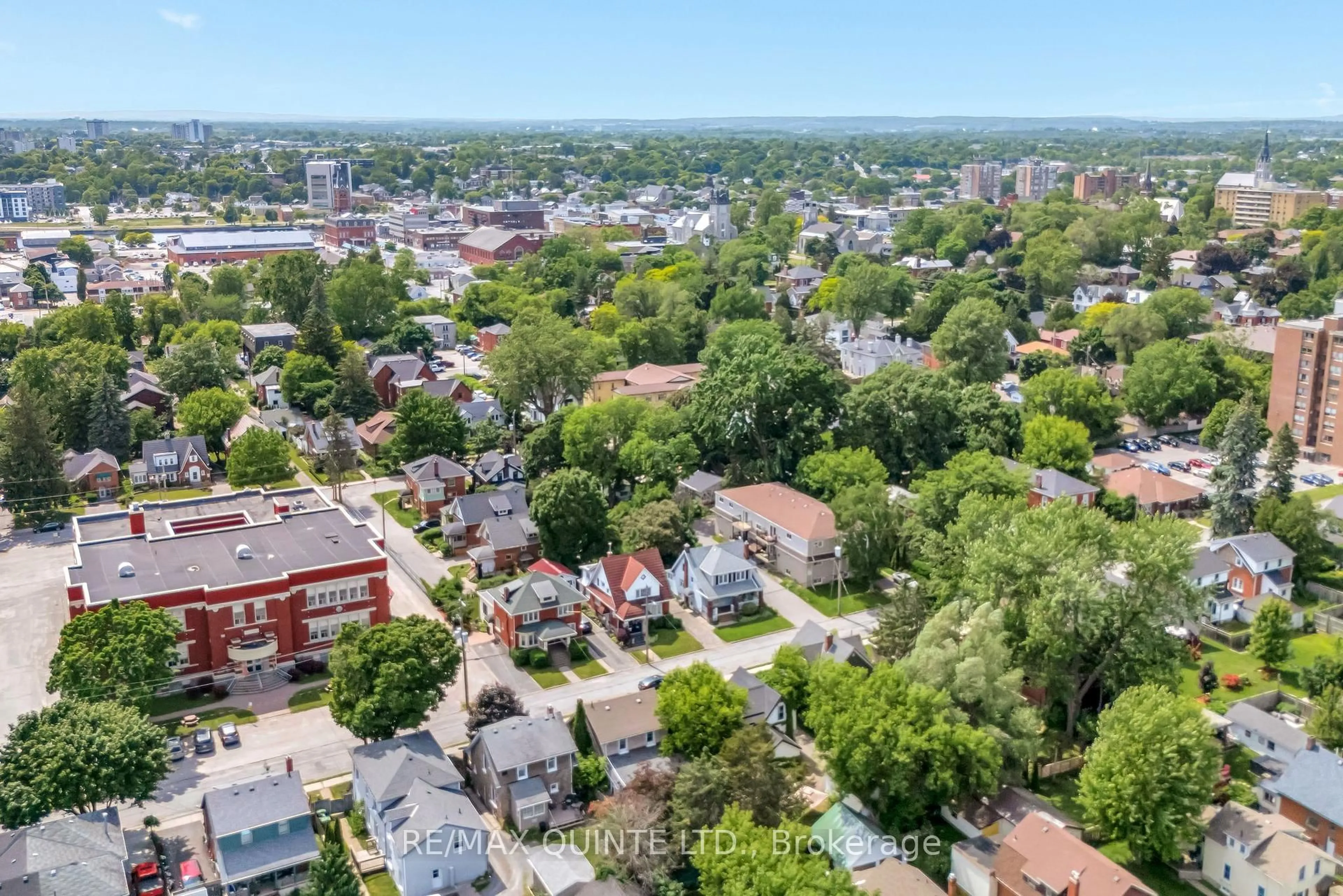 A pic from outside/outdoor area/front of a property/back of a property/a pic from drone, city buildings view from balcony for 164 Ann St, Belleville Ontario K8N 3L3