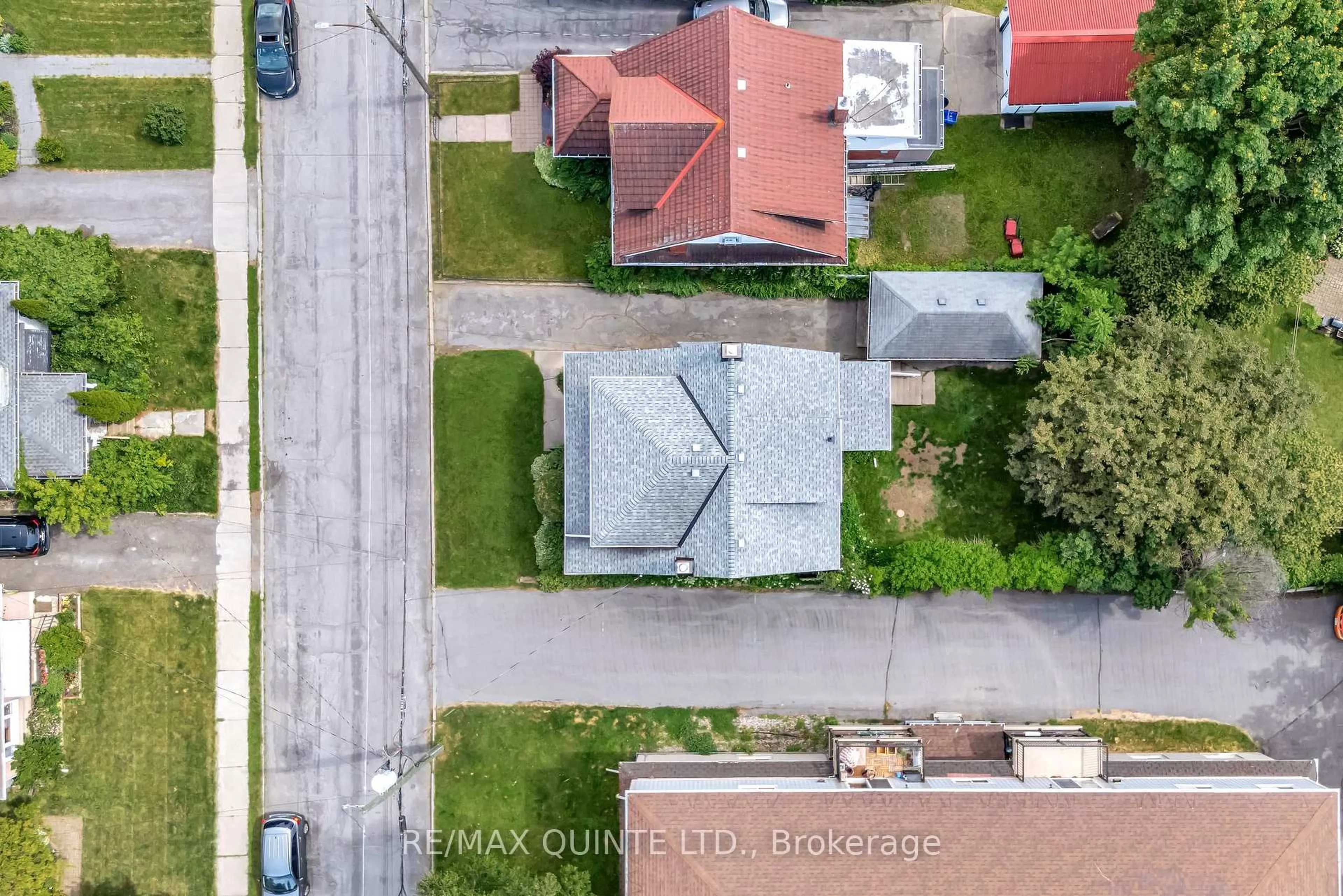 A pic from outside/outdoor area/front of a property/back of a property/a pic from drone, street for 164 Ann St, Belleville Ontario K8N 3L3