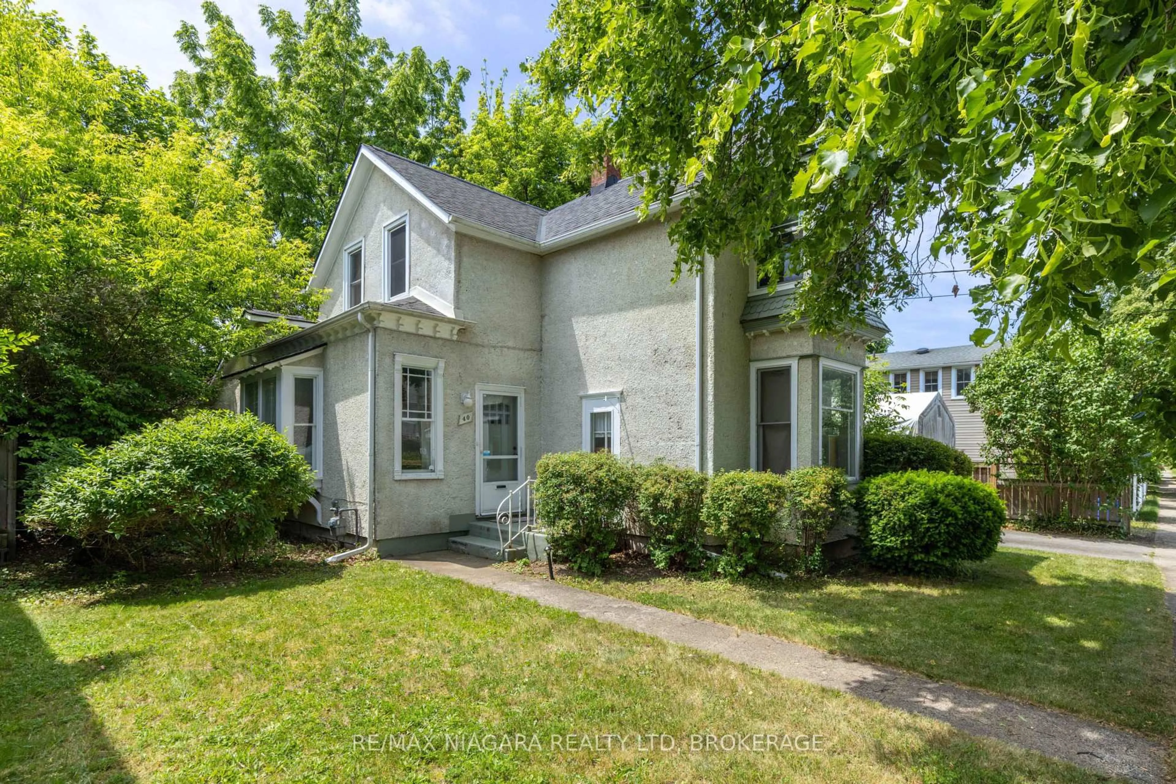 Home with vinyl exterior material, street for 40 Dacotah St, St. Catharines Ontario L2R 1Z7